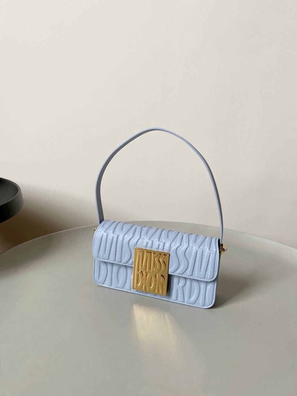 🈶淡蓝色 𝐌𝐢𝐬𝐬 𝐃𝐢𝐨𝐫腋下包 哇！实物是超预期的 从五金到皮质都非常奢华，很好看 牛皮的材质有型又耐久， 立体的字母手感彰显个性！ 空间，日常通勤或约会都很不错哦 大小刚好，腋下背气质又时髦 22×11×6cm #3410m