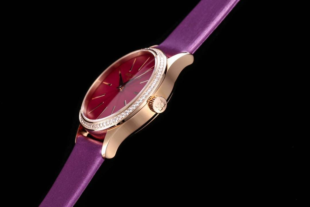 新品女款百达翡丽古典表系列——4897腕表，强势推荐！ 古典魅力，经典重现，正装表王震撼登场。完美还原表中王者的独特质感和简约格调。【精彩细节】 1.搭配定制版机芯改Cal.215自动机芯，动能储存长达45小时，振频28800每小时。 2腕表尺寸33MM，尺寸数据完美吻合正品，佩戴轻便，还原正品体验。 2.采用与原装一致的锅盖型穹顶玻璃，特镀有双层抗眩晕增透镀膜。 3.表盘搭配72颗钻及指针和时标釆用日晖纹装饰，光泽质感更加柔和，让你每次看时间都心花恕放，之后再采用镀铑工艺处理，确保光泽度和质感不亚于原装。防水50m表带意大利进口小牛皮表带，做工精致，包边细腻，尽显大牌风范，搭配Patek 。Philippe原厂级针扣，更显示这款腕表的华贵气质😍😍💯