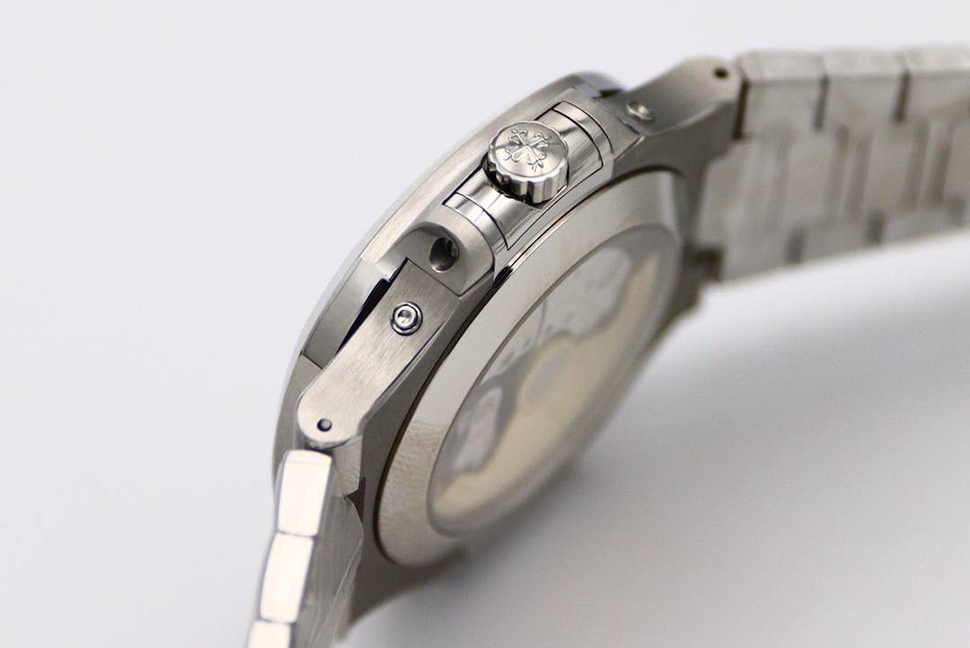 🔥新一代V3百 达 翡 丽🔥Nautilus年历腕表5726系列顶级版本 1⃣️全新一代V3表盘渐变深蓝色更加接近原装，正面可看出中间向四周扩散为蓝色渐变黑色，六点钟位置二十四小时盘同步原装CD纹，（现市面变盘均为蓝色未渐变且没有CD纹的错误版本）最新解毒版本 2⃣️新一代V3表壳，市面因壳身还原本就是一道道考验，各个环节工艺繁杂，现市面版本侧边三字位和九字位的搭配，还有四个功能按钮，基本摸起来都是高低不行且刮手的现象，GR全新一代V3表壳，经过几个月的研究和探讨，真正的意义上的做到了圆润的效果，侧边三字位和九字位搭配不管从什么角度，摸起来均不刮手不高低，同时四个功能按键位置也做出了调整，正品按键是为居中，市面普遍都是偏上且刮手，V3版本真正做到了一比一还原，不刮手且同正品一致居中。完爆市面所有版本 3⃣️V3表链依旧独霸市面，独家巨资开发表链，做到了柔软与贴手并存，每一节钢链中间都为正品一致工艺3D钻石菱形且立体感十足，不管多大多小的手腕均可佩戴，佩戴也极其舒适贴手，侧面与底部的打磨都与壳身一样的细腻。V3全新定义百达翡丽Nautilus终极版本（现市面均为廉价表带，没有正品的钻石菱形，也没有柔软与贴手，佩戴质感偏硬不舒适。还会有Nautilus的味道吗？）