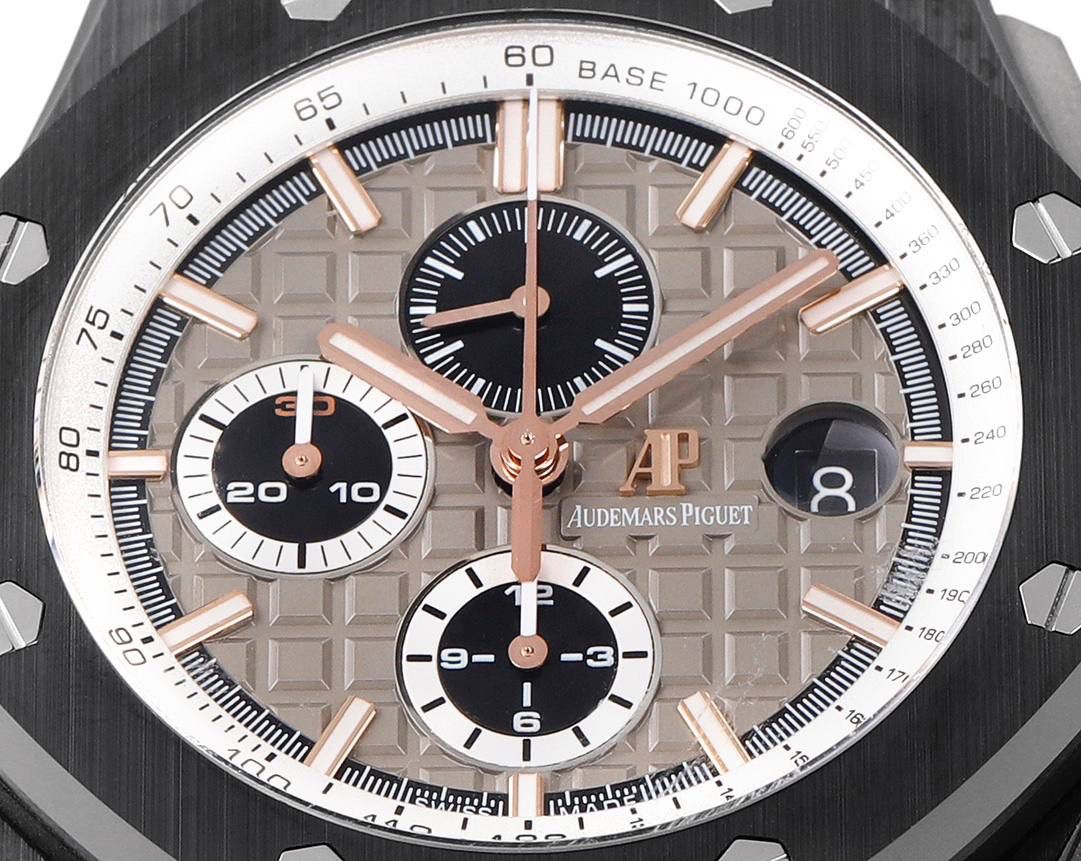 表盘以爱彼经典的大格纹为背景，一个个层次分明的方格排列，经过完美的打磨，将尽善尽美体现得淋漓尽致。三点位的日历表盘，在蓝宝石玻璃凹透镜的作用下，TPE扩大效果与原版一般无二。每一根大小表针，无论从各个角度来看都没有出现毛刺现象，这一点解决了大部分强迫症表友一直存在的烦恼！刻度与表针中间部位都采用瑞士进口夜光粉，每一个个体都做到手工填充，均匀饱满度是机器填充远远比拟不了的，亮度与发光颜色与原版几乎一致！机芯方面采用7750改3126的计时机芯，十二位的小秒，六点位和九点位的12小时计时与30分钟计时，完美的还原了原版的所有功能，经过JJF团队的精密打磨，大大提升了7750基础机芯的稳定性，缓解了一直以来计时机芯款式空有其表的尴尬现象！做到无可挑剔，堪称天花板级别，欢迎广大表友品鉴！💯🔥