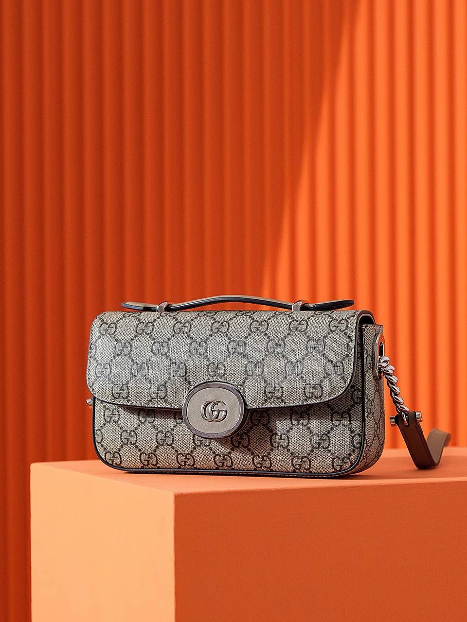 𝐏𝐄𝐓𝐈𝐓𝐄 𝐆𝐆系列# 739722# YY#😍😍 ❐ 尺寸：21*10*5𝐜𝐦 ❐ 𝐆𝐮𝐜𝐜𝐢 𝐏𝐞𝐭𝐢𝐭𝐞系列呈现出极筒主义的美 ！ 复古的设计 简约的线条感以及精致的双G锁扣，让整体的包包散发出了落落大方的气息！ 任何场合、任何风格的搭配它都能给你体现出不同的感觉！ 多种背法，容纳量也是非常🉑！ 日常搭配打理最佳选择，必入款！