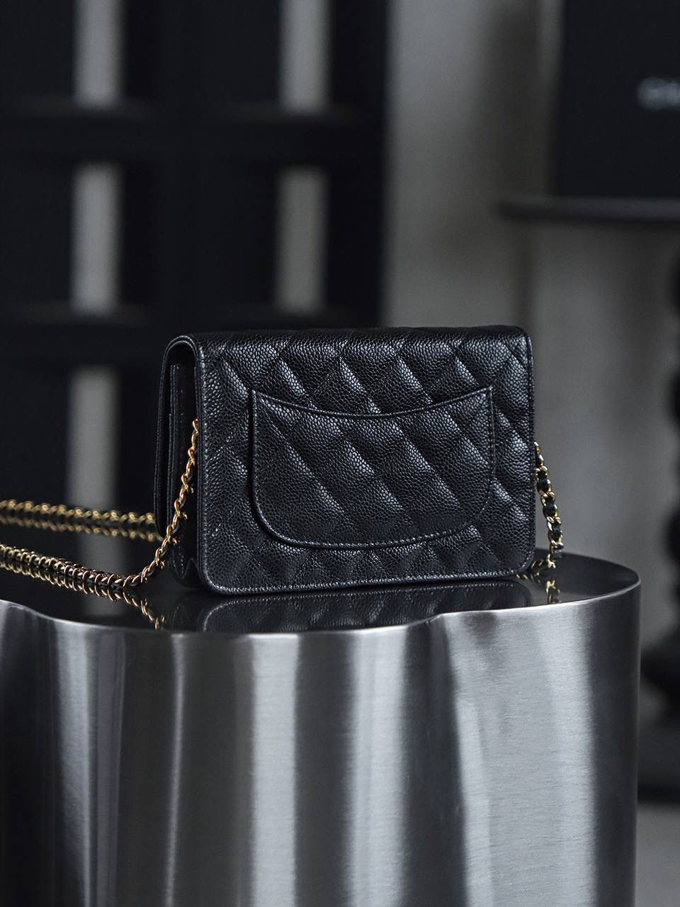 Wallet on Chain發財包鑒定版👜 一包一碼 支持全球鑒定查驗身份證原廠專G Haas皮料過關清單資料可査詢 經典系列WOC，從命名就能直觀感受到這款包包的獨特設計理念，它將傳統錢包與鏈條肩帶進行了巧妙融合！ 它大小精緻，恰好能容納一張百元人民幣，囙此被賦予了“發財包”這一吉祥又討喜的昵稱。 小巧身形，卻蘊含著大大的能量。 五金：全鋼銀扣 皮料：Hass小牛皮大球紋 尺寸：12*19.3*3.5cm