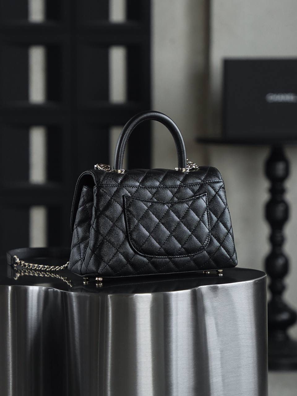 Coco Handle小號鑒定版👜 一包一碼 支持全球鑒定查驗身份證原廠專G Hass皮料過關清單資料可査詢 Coco Handle從1983年誕生到現在，銷量一直穩居榜首。 圓形手柄配上單肩鏈條，是這個包最出彩部分，背在身上優雅，提在手上復古，包多個隔層口袋設計，很人性化！ 五金：全鋼淺金扣 皮料：Hass原廠小球牛皮 尺寸：14*24*10cm