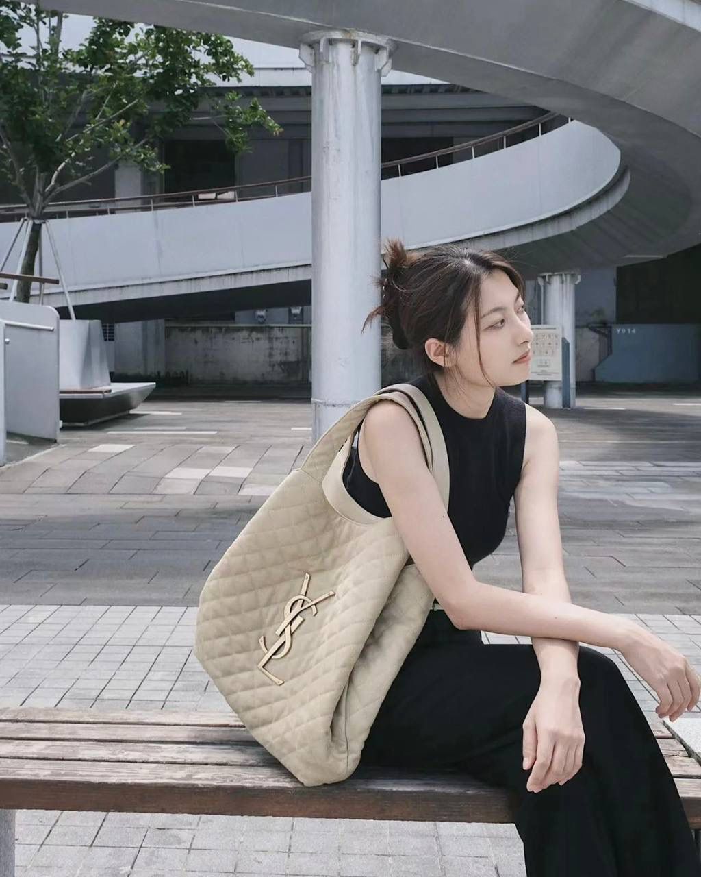 销量王🔥 ys1 Icare bag超大tote绒面奶油白 超级爆款出新色啦 它没有像普通款式那样直接用白色 而是用的奶黄色的奶油白 而且！换了绒面的小牛皮(非羊皮) 超夸张的大logo很酷，奶油白又很嗲 这个更换很有意思～～ 我觉得它的出现真的很及时 现在女性的觉知，大女人的一面被唤醒 是时候需要这么一个大包来向世界宣判个性与独立了！