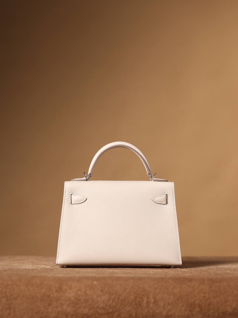 HERMES 爱马仕 Mini Kelly 二代 👜✨ Mini Kelly 二代 奶昔白银扣 高清实拍图 尺寸：19*12*6cm Hermès爱马仕是世界著名的奢侈品品牌，1837年由Thierry Hermès创立于法国巴黎。爱马仕早年以制造高级马具起家，迄今已有180年的悠久历史。 其整个品牌从整体到细节以及专卖店，都弥漫着浓郁的以马文化为中心的深厚底蕴🎀