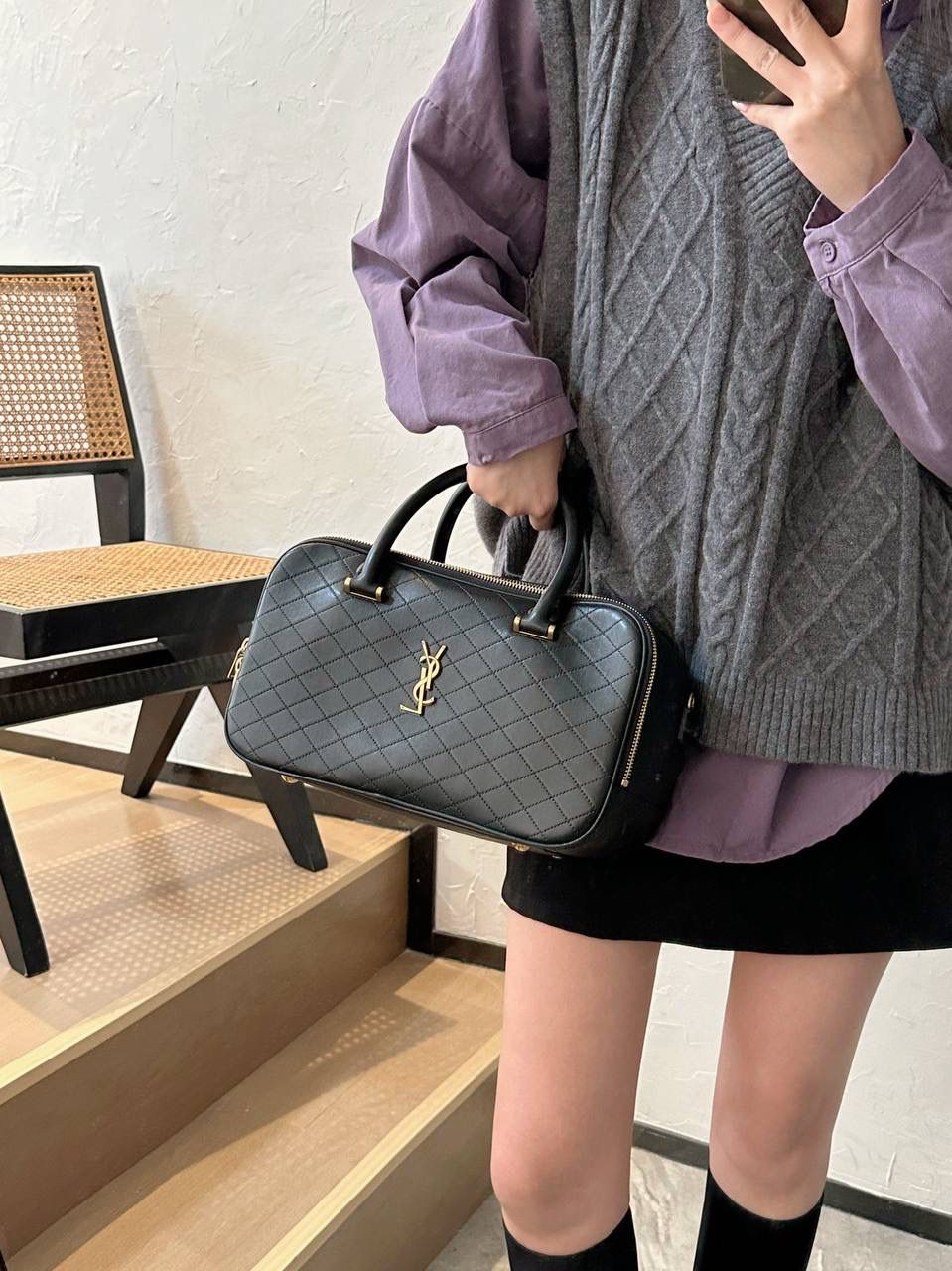 仅剩少量❗️ ys1 liya保龄球行李包🎳👛 为数不多的可以手拎的通勤包 容量超级大，喜欢大包的姐妹不要错过 双拉链大分区，里面还有小隔层 功能性实用性都照顾到 我真的很喜欢他们家扁平的菱形衔缝线 清冷和酷飒感一下就出来 你别说，这只保龄球还挺学院风哈～ 31×16×13cm766785m