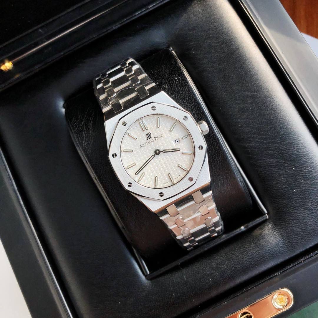 新年好礼！专柜很难买的AP女款到货啦！今天我们介绍的就是爱彼皇家橡树系列中的女士腕表。其官方型号为67650ST.OO.1261ST.01。爱彼皇家橡树系列独有的八角形外观还拥有爱彼独特的设计风格也将女士优雅风格融入其中，深受女士们的爱戴，即使只有33毫米的小尺寸，也将爱彼独有的纯净美感与刚毅线条展现的淋漓尽致。 搭载瑞士石英机芯、拥有实用的日历显示功能，女士们佩戴起来不会显得沉重 配专柜全套包装出售。这种货一般数量不是很多的。数量有限哦😎🚀🔥