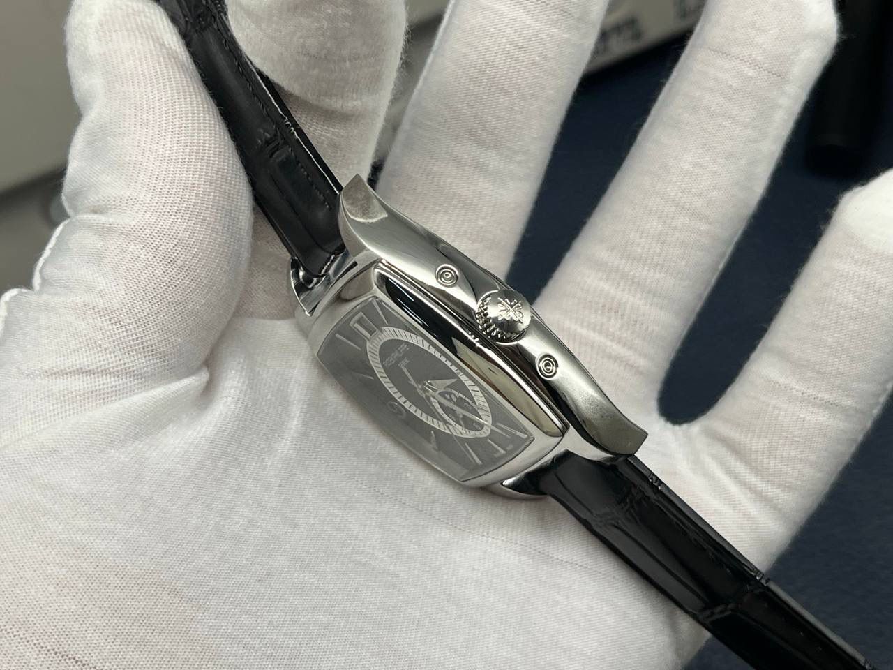 百达翡丽复杂多功能系列5135G--010重磅登场，迄今推出的首款Nautilus复杂腕表，以超复杂的工艺技术打造休闲运动腕表。 1⃣️小身板大能量：尽揽以下功能∶12点位日历功能 10点位星期功能 2点位星期功能 6点位24小时。所有功能都可正常使用。 2⃣️机芯采用版Cal.240自动上链机芯，在实现外观的逼真前提下，功能一并完美诠释。 3⃣️改装大师独立制表人，倾情参与定制改装表盘颜色，给予独一无二的腕表增添有趣的灵魂！