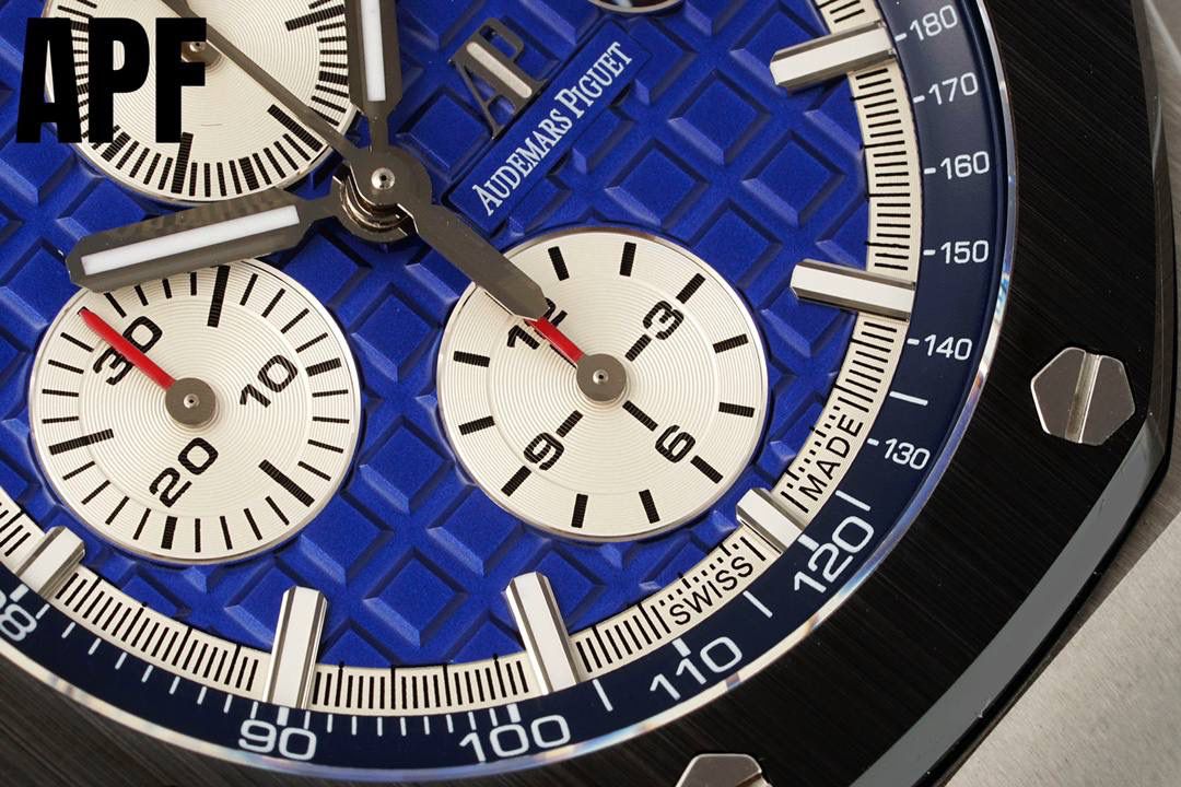 全新升级“夏日爆款”爱彼皇家橡树离岸型26470系列42Mm腕表 秒杀市面上所有版本“封顶之作 杜绝一眼假”在原有的基础上 潜心研发 突破壁垒 “打破原装封锁技术，同步原装独家计时码表款可松动头粒”使上手最大程度贴合手腕，大大提高了佩戴的舒适 同时也杜绝一眼假的尴尬处境。APF厂真正做到从每一个喜欢手⌚️的表友角度考虑 1. 表壳与圈口的选料，使用进口的氧化锆，无需任何颜料，以超高的压力与超高的温度锻造，形成超高密度的彩色陶瓷 2.采用最新CNC级别的打磨技术，将整个表壳的个个角度完美处理，3.每颗六角螺丝都与表框处于同一平面上，不接受一丝一毫的凸显与凹陷，真正诠释了何为顶级复刻艺术 4.表盘以爱彼经典的大格纹为背景，层次分明的方格排列，经过完美打磨，将匠人的工艺体现的淋漓尽致 5.镜面采用双面蓝宝石镜片，天然橡胶皮带，6.机芯采用原装3126的计时机芯，十二位的小秒，6点钟位和九点位的12小时计时与30分钟计时，完美的还原了原版的所有功能，每块手表APF厂都经过人工QC确保机芯的稳定性，真正做到无可挑剔欢迎各位 表友鉴赏🔥‼️