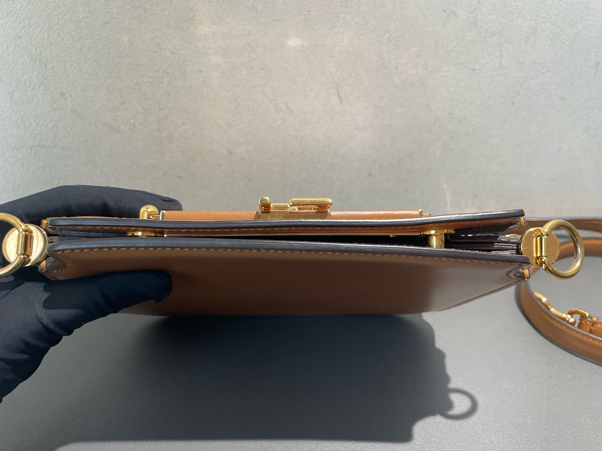 【預訂貨品】FENDI焦糖色金扣風琴包