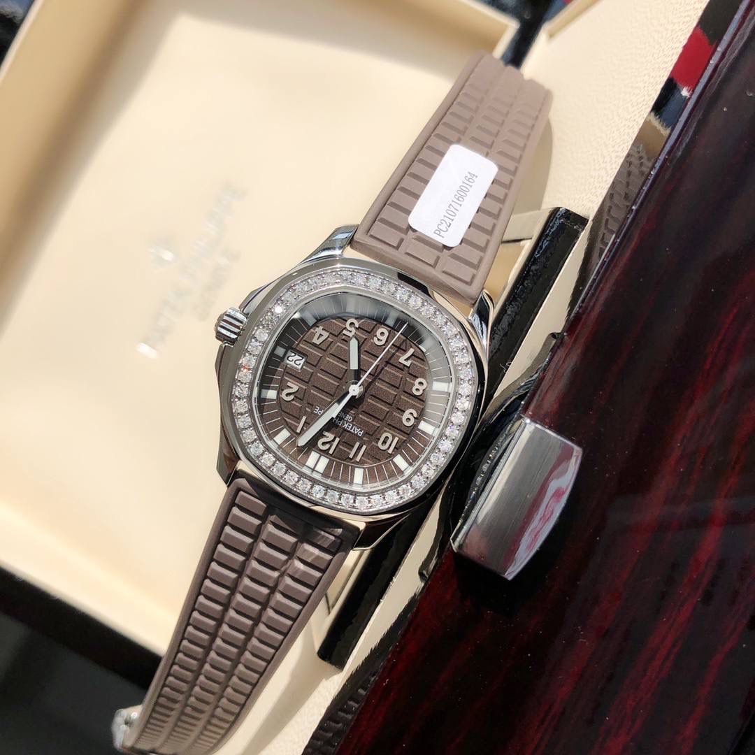 独家推出 新款百达斐丽AQUANAUT系列 专为女性设计！用最简约方式完美体现百达斐丽的精髓，融合了大胆的设计和正统的纯粹，这款腕表成为百达斐丽的旗舰产品之一！腕表完美尺寸35.6，进口精钢材质多重工艺精磨打造。原装一致厚度7.77cm。表盘镶嵌46颗 vs1.8真钻。约一克拉！ Gtc中国权威鉴定证书。百分百保证每一粒都是货真价实的真钻。可验可查询！💯💯