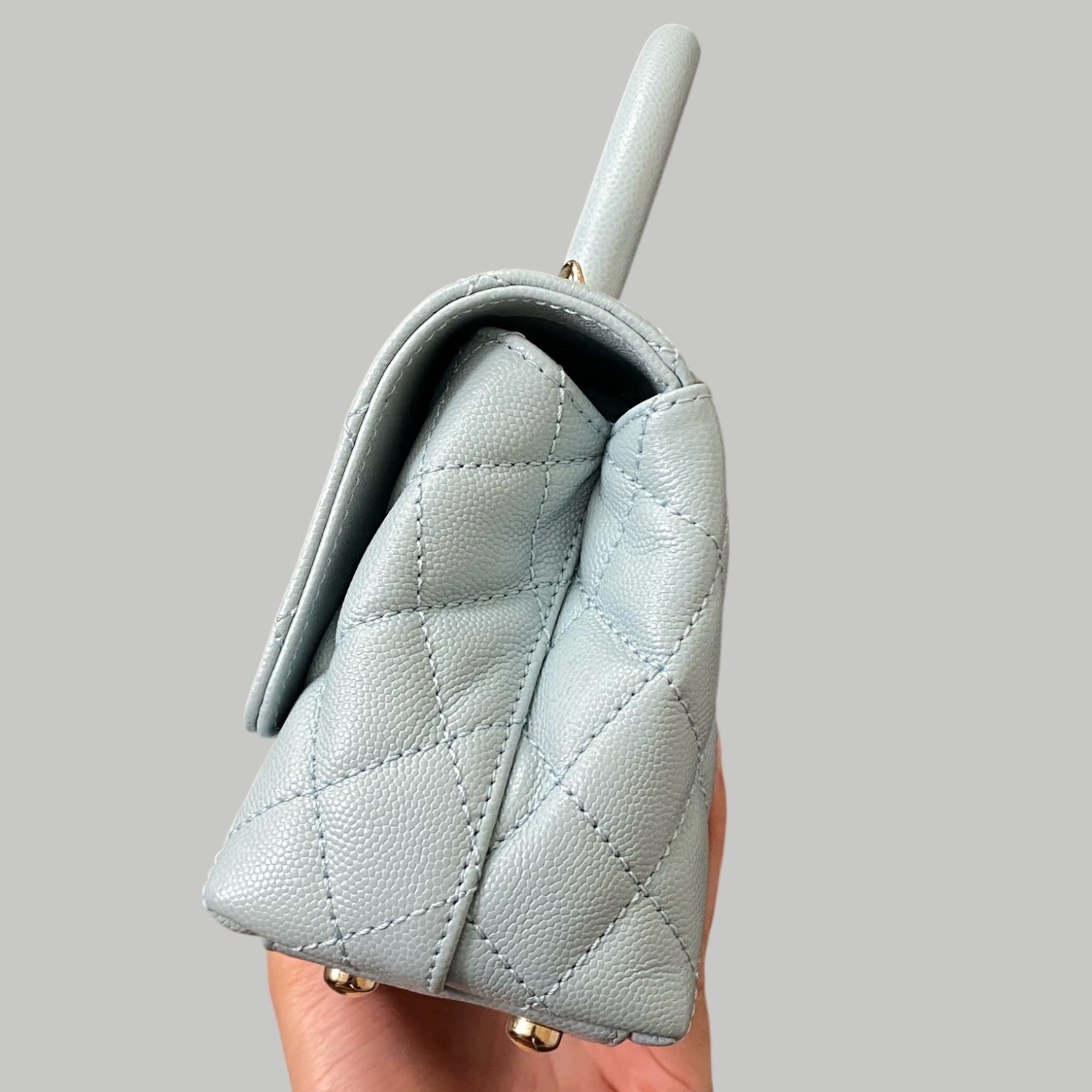 Chanel CocoHandel mini 22P淺藍色