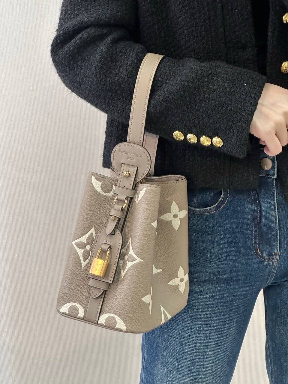 LV ALL IN BB大象灰👜✨ 来看包型的变化 自身的功能真的非常吸引人！ 首先包包自身本来就有4种的形态随你变换！！ 蝴蝶结你想放在哪儿都能给你设计明白，allin就是容量足够大，出门旅行你想拿什么都能给你装好！！ 简单的水桶包型，把包身两侧的挂钩连起来，还可以 get一只“菜篮子” 前后再捏起来，它还可以变成一只可爱的小福袋， 真的好神奇！😍😍