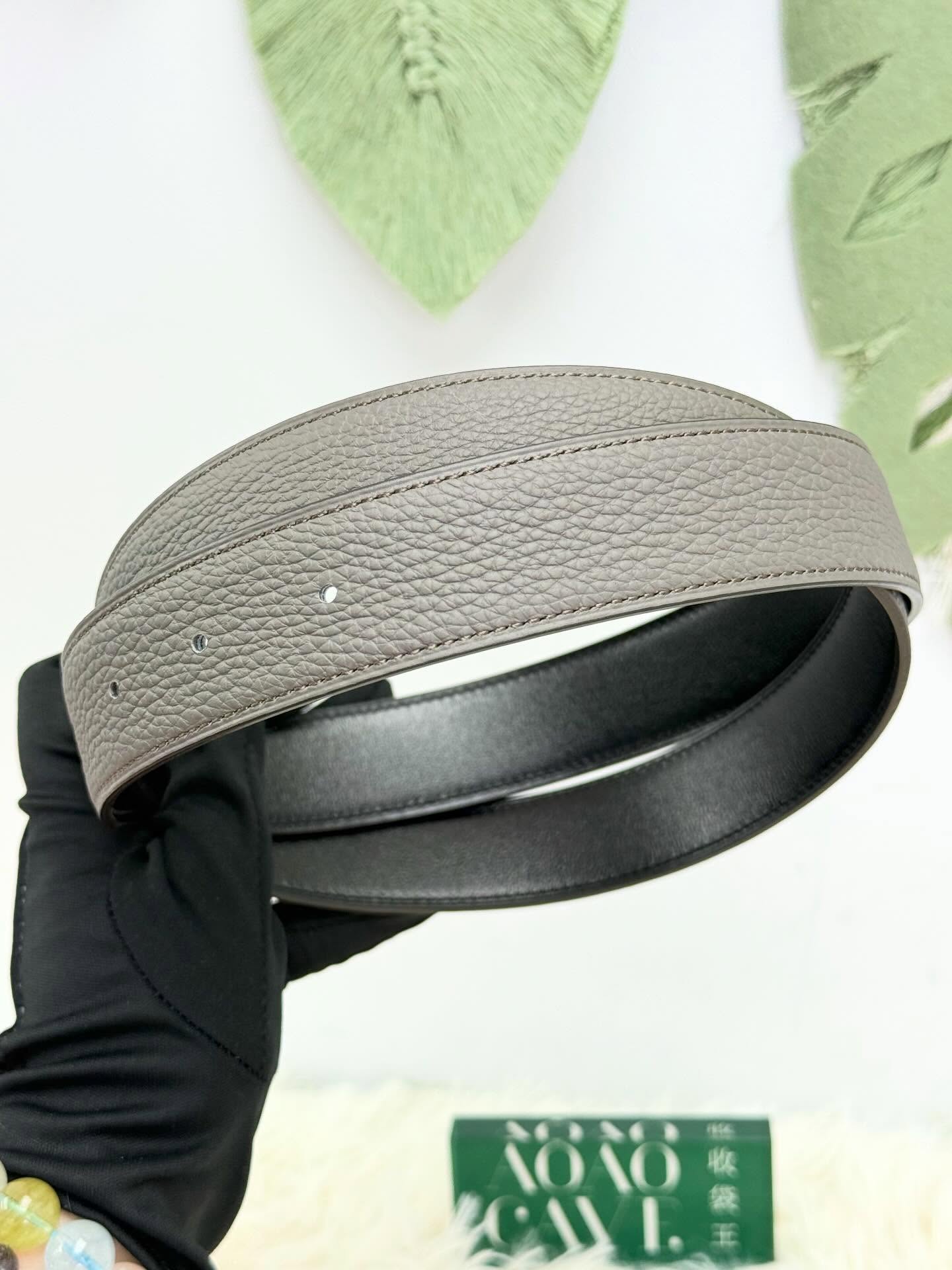 HERMES🤍PRE OWNED🧡全新 豬鼻子金扣 灰色皮帶  配件 - 塵袋、盒  💰價錢 - $7980  #AOAOCAVEHERMES🫶🏻 #收袋王  喜歡的話快點pm/whatsapp 我們💓 銷售熱線51111 321（whatsapp)  我們服務包括有：手袋飾物回收、手袋置換(一換一、一換多也可以） 、專業手袋鑑證、專業手袋護理  購買方法 🏢親臨門市 荃灣南豐中心15樓1521室（荃灣地鐵站a出口1分鐘到）敬請預約 ❤️只賣正品正貨，任驗💓🫰🏻 ❤️‍🔥本店為香港註冊公司絕對真貨，信心保證👍🏻 🫰🏻本店設有鑑證服務，有駐場鑑證師  ✨歡迎追蹤我哋各個平台緊貼最新優惠x貨品🔥😍 👇🏻👇🏻👇🏻👇🏻👇🏻👇🏻👇🏻👇🏻  ⭐️Instagram: aoaocave  🌈Facebook: aoaocave收袋王  🔥Carousell: acluxuryhk  👆🏻👆🏻👆🏻👆🏻👆🏻👆🏻👆🏻👆🏻  ___________________________  Disclaimer🫰🏻All trademarks and copyrights are reserved to the original brand holders. @AOAOCAVE sells only authentic goods and is not affiliated with any of the brands mentioned.  @AOAOCAVE 跟任何品牌無關，而且沒有持有任何品牌資版權，亦沒有與任何品牌合作。所有商標及版權歸屬於品牌坊所有，帖子只作分享用途。  #aoaocave #手袋回收 #名牌買賣