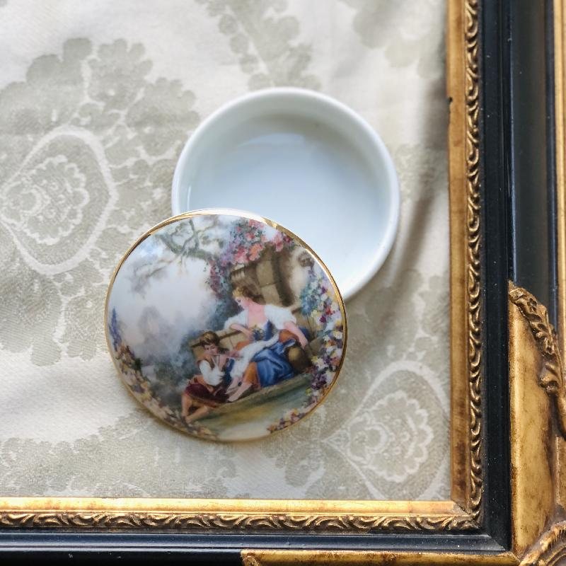 Vintage Romantic Courting Couple Scenic Small Porcelain Trinket Box (MT1915)
