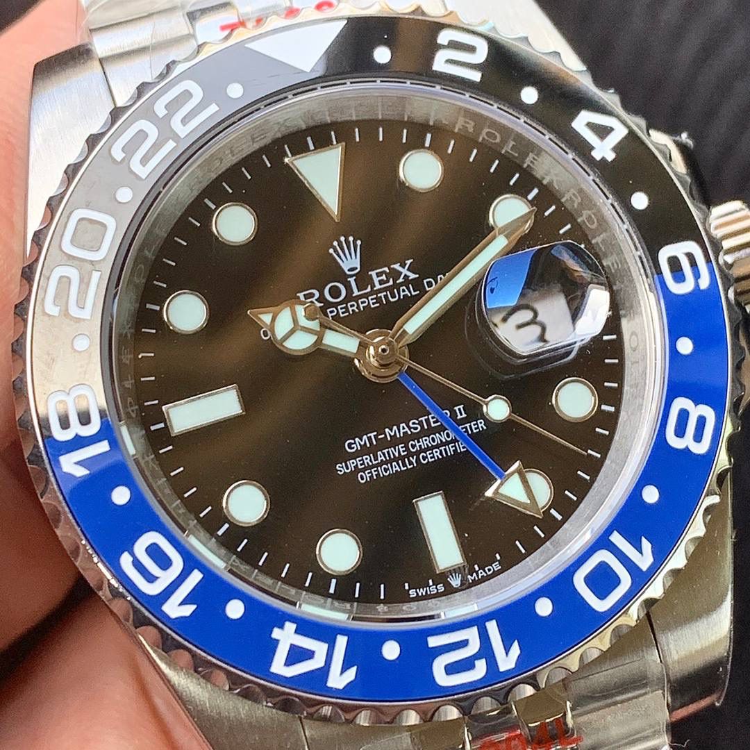 蓝黑圈（国米圈）🔵 劳力士格林尼治型ll系列m126710blnr-0002（蓝黑圈）2836机芯，尺寸40mm 这款劳力士格林尼治配备黑色表盘和蓝黑双色陶瓷圈。特大指针与简洁的三角形、圆形或长方形钟点标记涂上夜光物料，散发持久光芒。