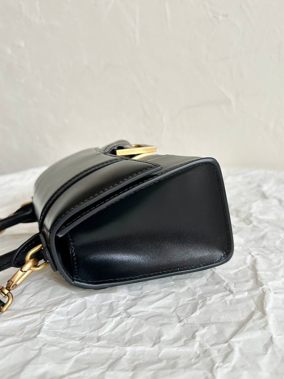 经典款❗️平纹黑金加小号XS/19cm🖤 ba1enciaga hourglass沙漏包 【唯一一家做出了xs的正确圆形手柄】前后共购入超过1️⃣0️⃣个ZP开发❗️ 所有细节可对比所有版本⚠️ 市场各种品质参差不齐 有的站不稳，有的面不平 还有一个色配好几种五金颜色的 看得头昏脑涨，其他的不多说了 研发这么久，只想做最对版的那一个 XS：19×13×8cm592833m S：23×15×10cm593546m