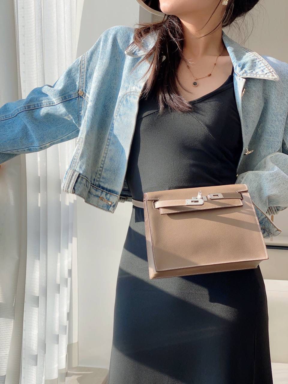 『深灰·银』 ‘’Kᴇʟʟʏ ᴅᴀɴsᴇ • Evercolor 🎀 时尚圈就是一个圆！ 最厉害的就是六种背法： 斜背、侧背、肩背、腰包、背包、手包 集美们一定要安排起来‼️ 22Cm