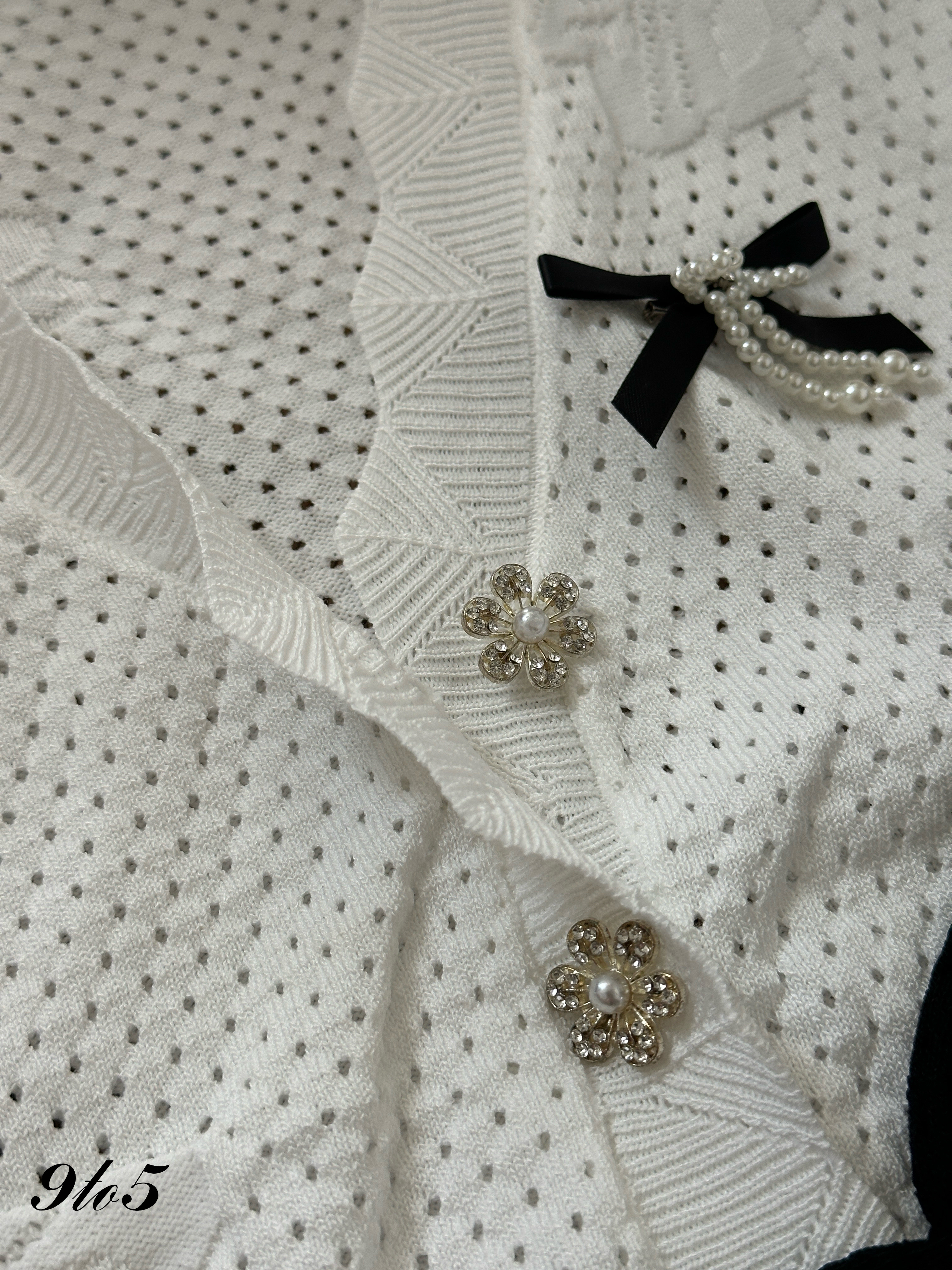 T4087 V Neck Open-knit Top - Black & White