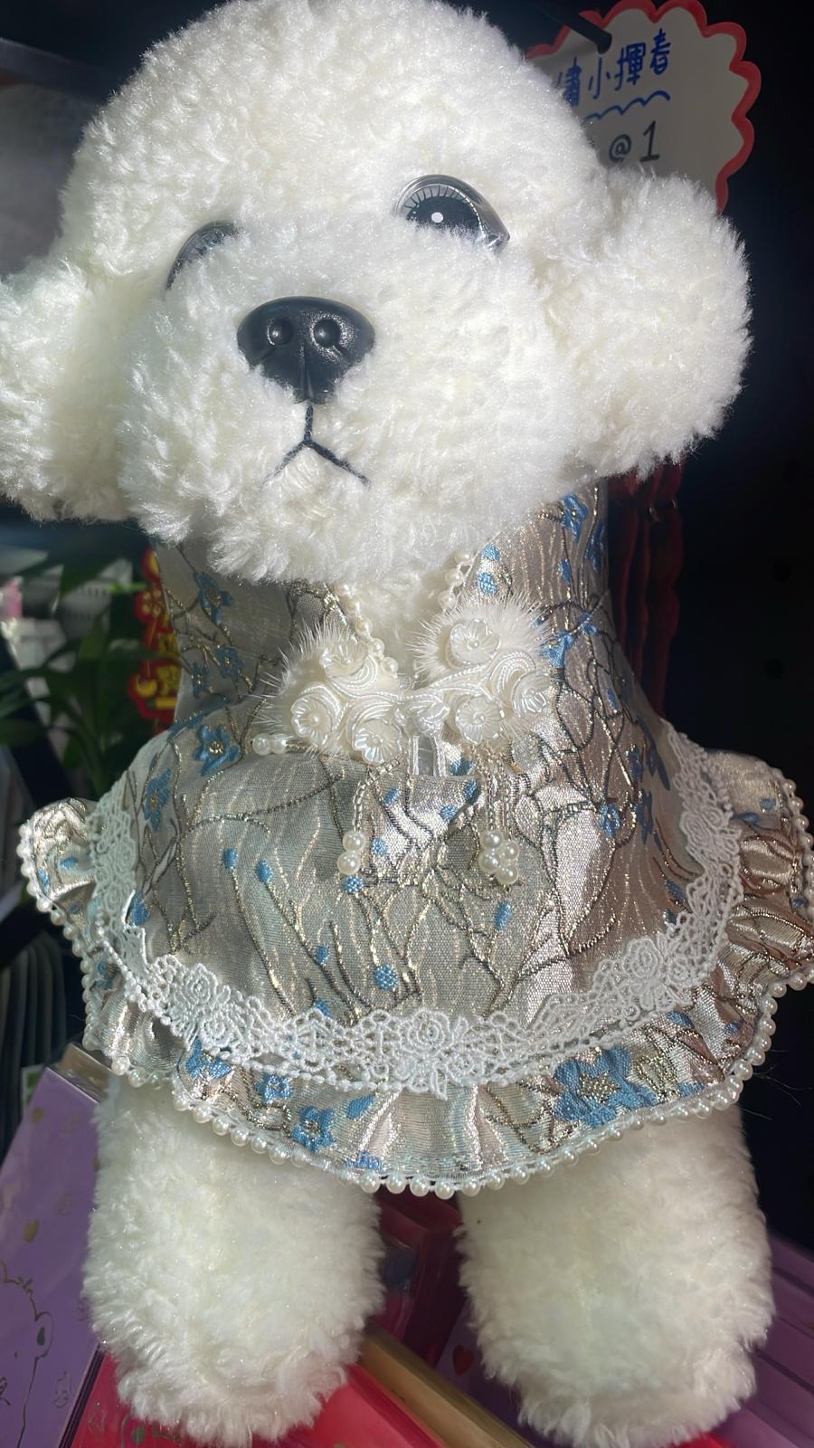 可愛貴賓狗造型毛絨娃娃，精緻旗袍禮服