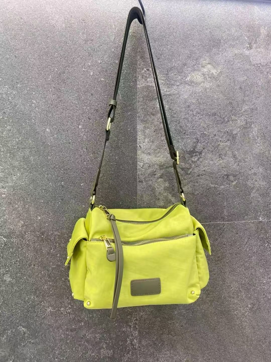 跣水料拼皮實用手袋