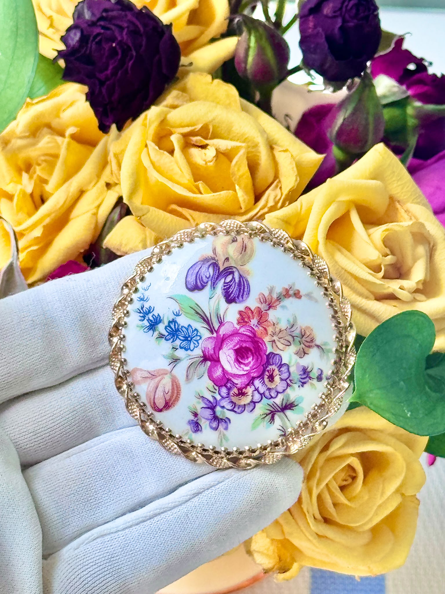 Mid-Century Czechoslovakian Floral Porcelain Round Brooch (NZ110)