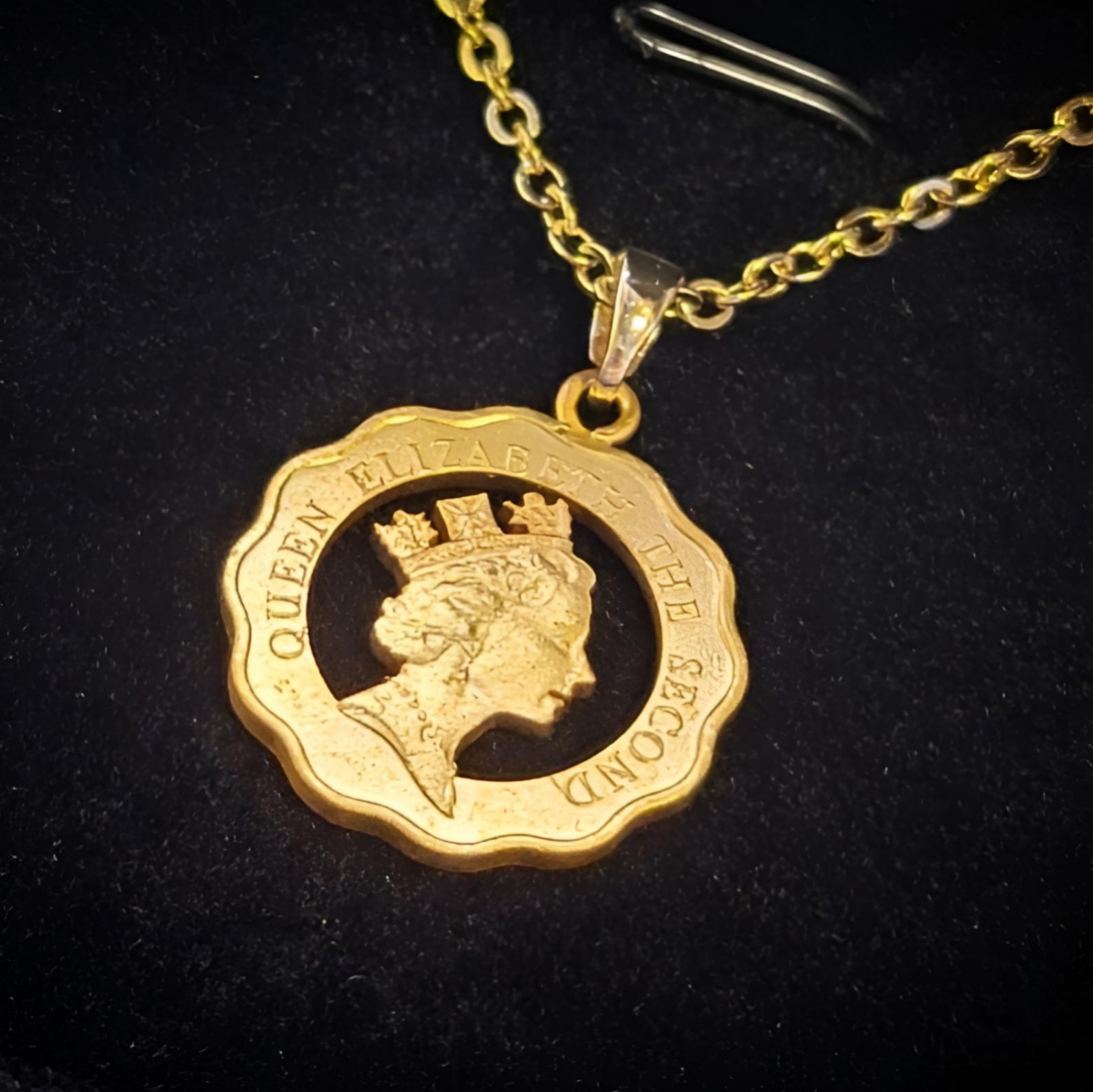 英女皇吊墜頸鏈