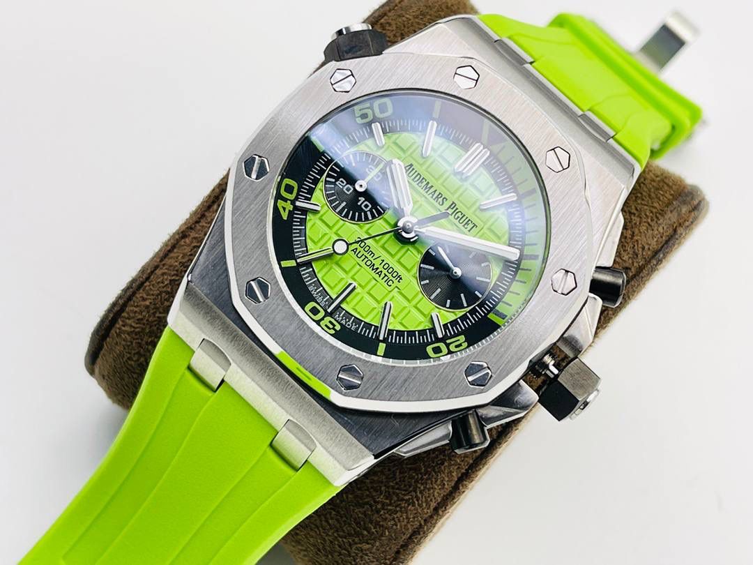 爱彼A P皇家橡树系列水果腕表！ 型号：26703 跑秒计时自动机械男表！搭载原版cal.3124机芯 直径：42MM！ 1⃣️表壳材质选用的904L精钢，经过CNC一次成型锻造了42MM的表径，表壳在经过拉丝工艺多次打磨抛光后做到了无懈可击，包括螺钉也一致还原！ 2⃣️表盘字面格纹错落有致，立体感很强。刻度线粗细程度以及长短均与正品保持一致。条钉时标内部填充超强夜光材料。两组小圆盘对称分布，就像两只小眼睛。盘面内有一圈一圈的放大环，细节处理很到位。 3⃣️橡胶表带表面的磨砂质感很强.采用无味不沾灰尘的进口橡胶，只为提高佩戴的舒适感！ 4⃣️前后玻璃都采用蓝宝石水晶镜面玻璃，镜面通透性也很强。这款腕表采用3124机芯，做到了外观和正品的极其相似，走时精准稳定！