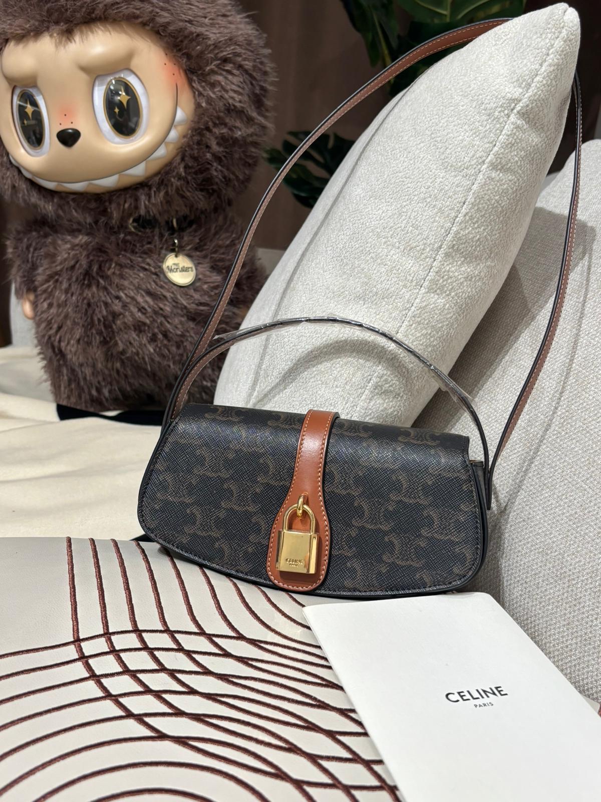 CELINE CLUTCH ON STRAP TABOU IN TRIOMPHE,100%Authentic ,99%new ✅收據✅dust bag 