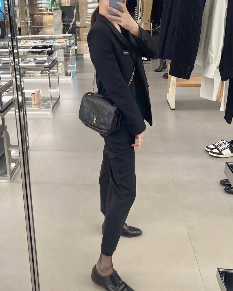 ys1 jamie羊皮链条包小号黑色🖤 比起大号，小号是更日常的小可爱 他们家的包基本都是用的小羊皮 小羊皮和皮肤接触的质感真的不是其他皮可以比的 非常柔软，非常舒服 我觉得翻盖包比拉链包要好用 一翻一盖一取一放，行云流水 小号的尺寸完全是按照黄金比例来的 不挑身高身形，真正的优雅且大方～ 我们家没有zp真的不可能会开发 品质你们看对比图就好 代购级可不是说说而已哟！ 25×16×7cm763475m