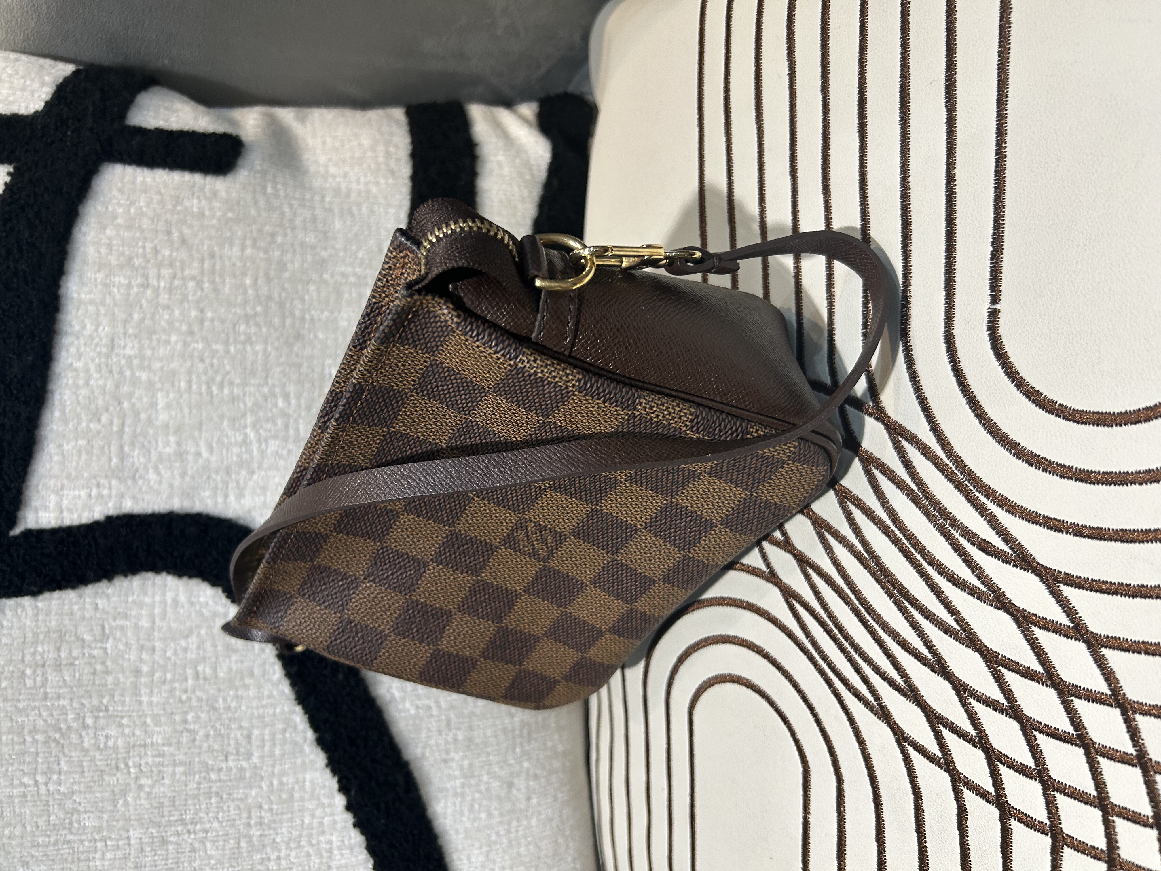 LV Damier Ebene Pochette 100%Authentic, 95%New