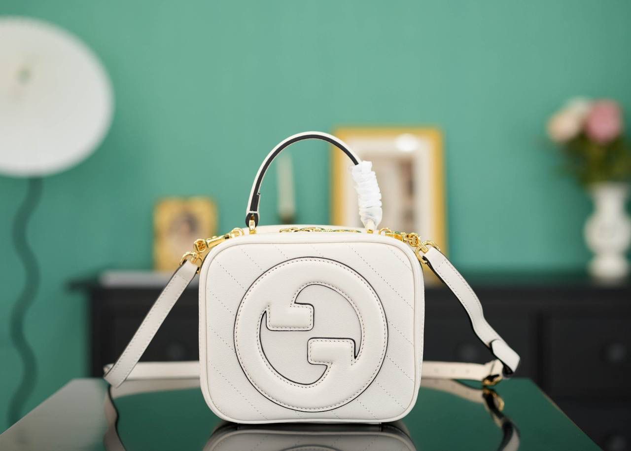 🥯Gucci Blondie系列手提包 白色17cm 正品售价¥17.000 独家原厂皮发售 限量级别 可爱的方正形小包 ，超级适合夏日穿搭 包身非常轻便，小身材大容量 配有长肩带，可以手提可以肩背 官方款号 744434 尺寸：17x15x9cm