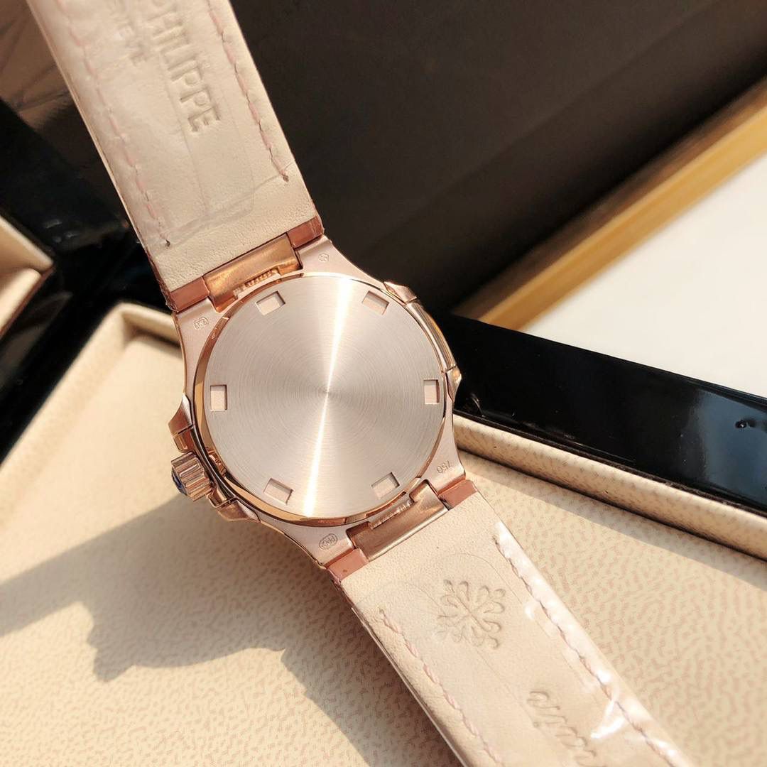 堪称一绝钢表之王，最美女款百达翡丽7010R鹦鹉螺 32mm玫瑰金白色 表徑精巧独特舷窗结构表壳，完美优雅风格，采用不锈钢18k镀玫瑰金。水平横纹浮雕图案的表盘。表圈镶嵌46颗天然南非钻石💎美洲鳄鱼皮表带‼️