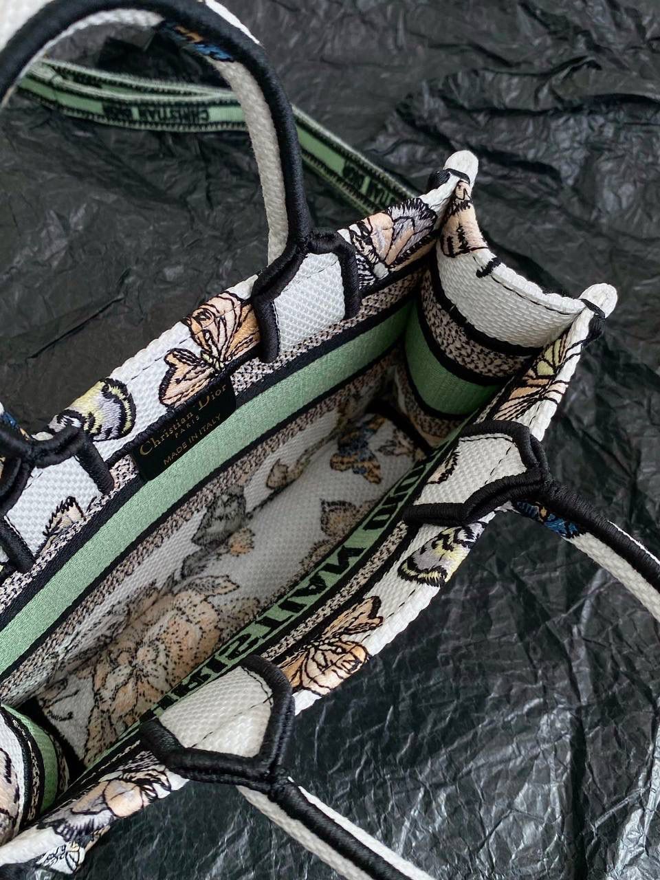 🈶绿色蝴蝶迷你 𝗖𝗗 𝗕𝗼𝗼𝗸 𝗧𝗼𝘁𝗲 24圣诞限定🎄 圣诞季这一波𝗗𝗜𝗢𝗥真的稳赢 浪漫的蝴蝶刺绣 象征着自由和转变 高级的配色 精致的造型与细节设计，无不透露出一种温柔而魔法般的美感🎀 呜呜真的太好看了，姐妹们必冲！ 21.5×13×7.5cm