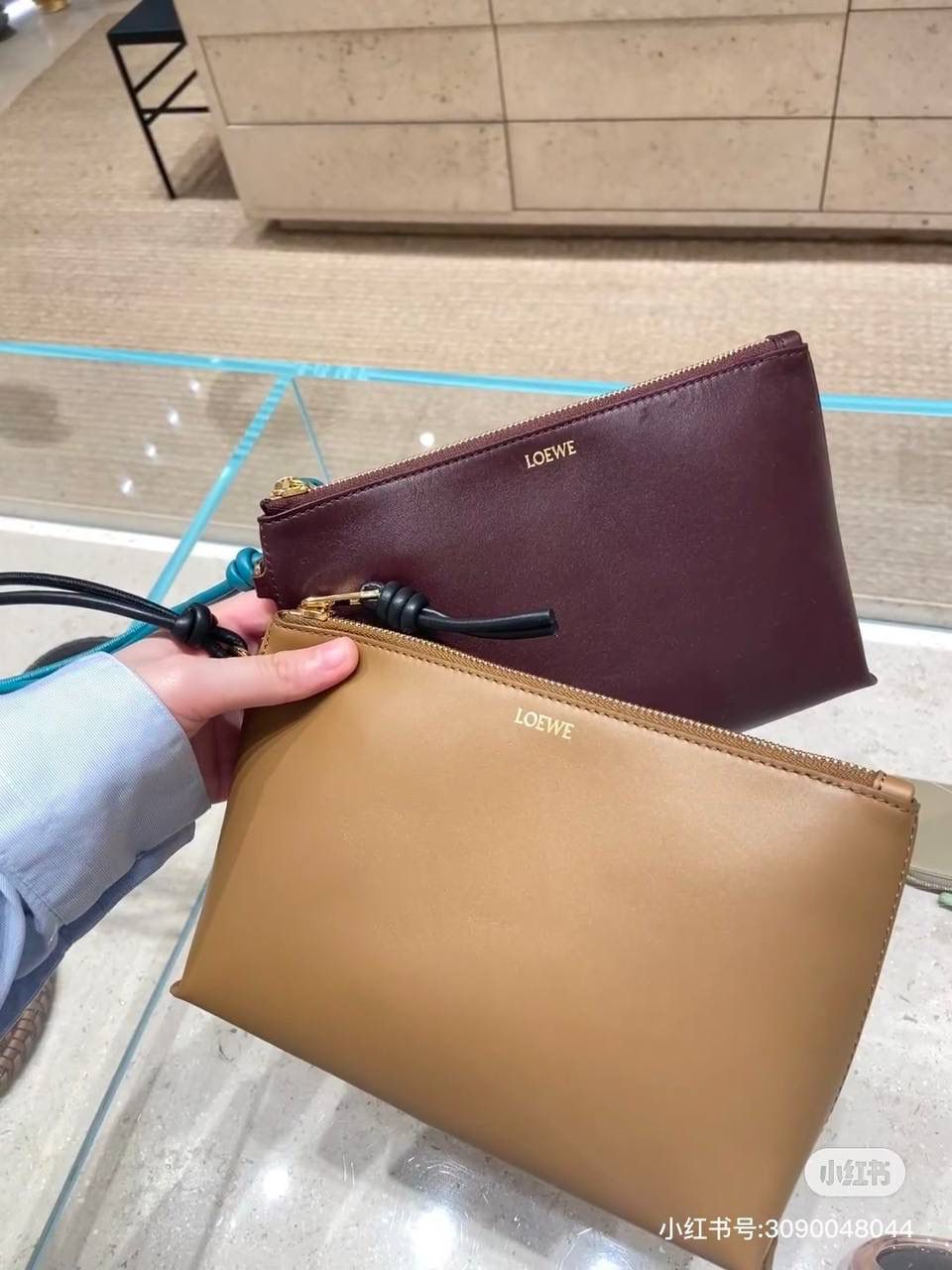 🎈𝘒𝘯𝘰𝘵 𝘛手拿包👜 —【橡木棕/黑色到货✅】 编码：522414 尺寸：𝟐𝟐.𝟓-𝟓.𝟓-𝟏𝟓.𝟓𝐜𝐦 全新撞色绳结拉链头和腕带设计，顶部拉链开合，内部人字纹帆布衬里以及2个皮隔层卡位，正面饰以品牌标志性烫金𝗟𝗼𝗴𝗼，方便时尚多用。