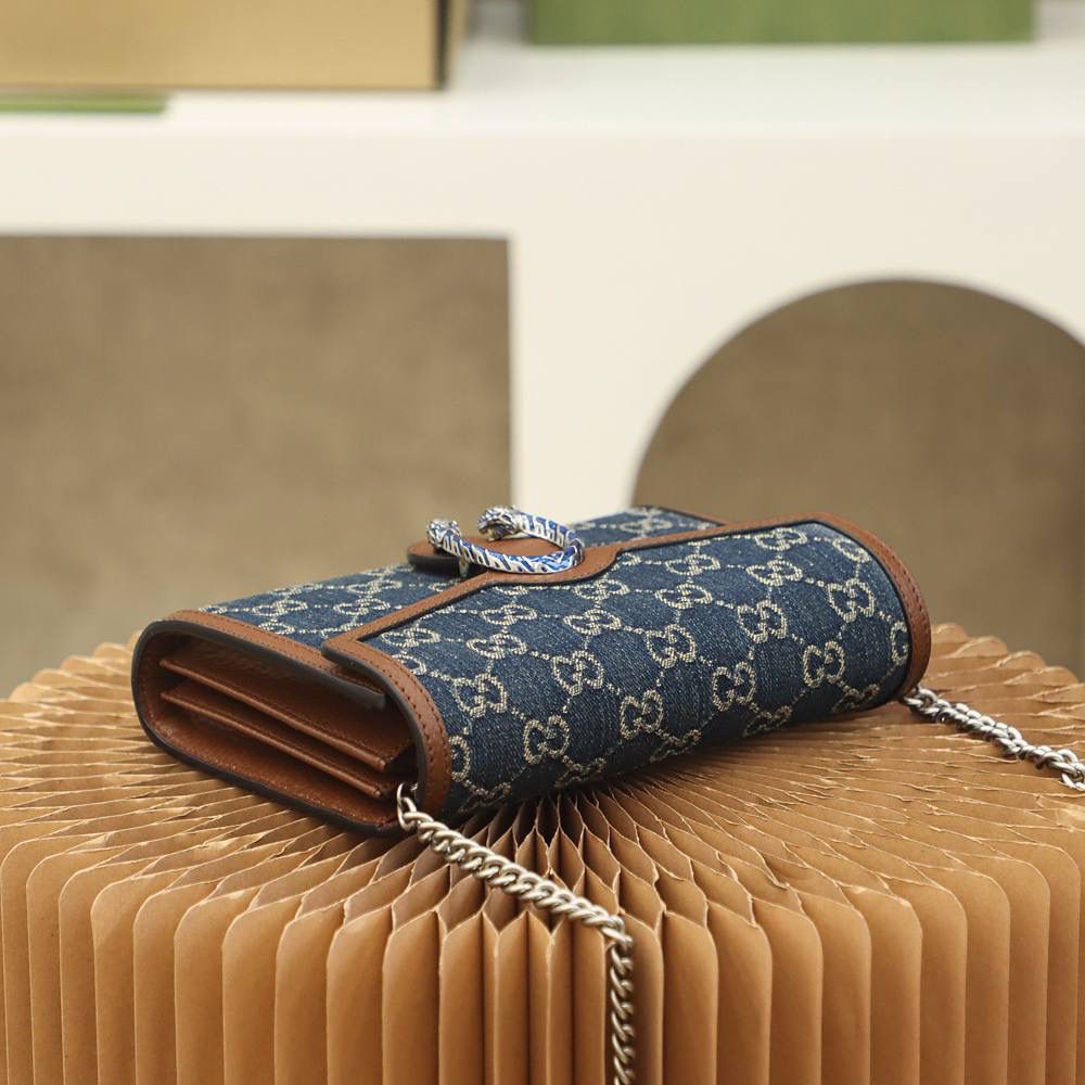 𝘿𝙞𝙤𝙣𝙮𝙨𝙪𝙨系列𝙒𝙤𝙘#401231#正品皮 ✔尺寸：20*13*6cm 具有结构感的𝙒𝙤𝙘，配上复古当下火热的丹宁牛仔面料，搭配棕色皮革造型，让整体更加精致复古，可拆卸的链条，简直一包多种用法，内设隔层，更加很好的容纳日常使用，实物真的超香系列，高级感十足！🔥🌈