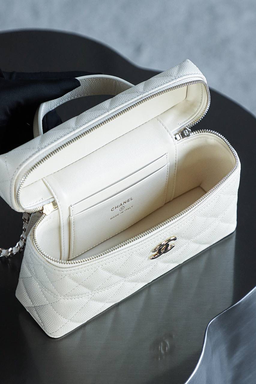 25C盒子包鑒定版👜 一包一碼 支持全球鑒定查驗身份證原廠專G 三隻羊皮料過關清單資料可査詢 25C腰線LP盒子包，獨特設計，一眼傾心！ 方正的包身線條簡潔俐落，致敬了50年代vintage手袋的復古廓形，展現出一種獨特的復古韻味。 包身中央那條優雅的弧形縫線，堪稱點睛之筆，不僅讓原本相對規整的包身瞬間立體有型，還為其增添了一份靈動與俏皮！ 五金：全鋼淺金扣 皮料：impala三隻羊中小球 尺寸：17*19.5*5cm