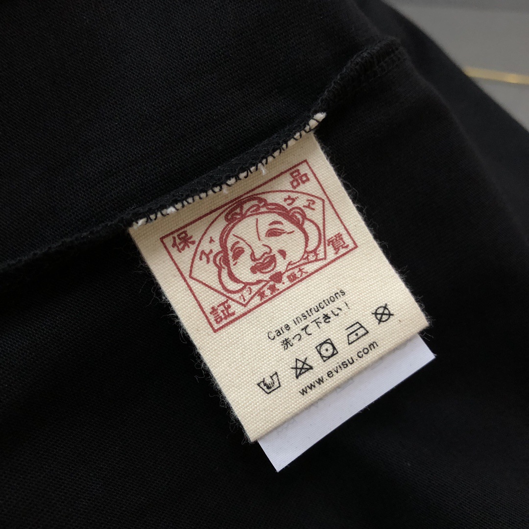 預訂 EVI SU 口袋黑金色鯽魚刺繡短袖Tee 