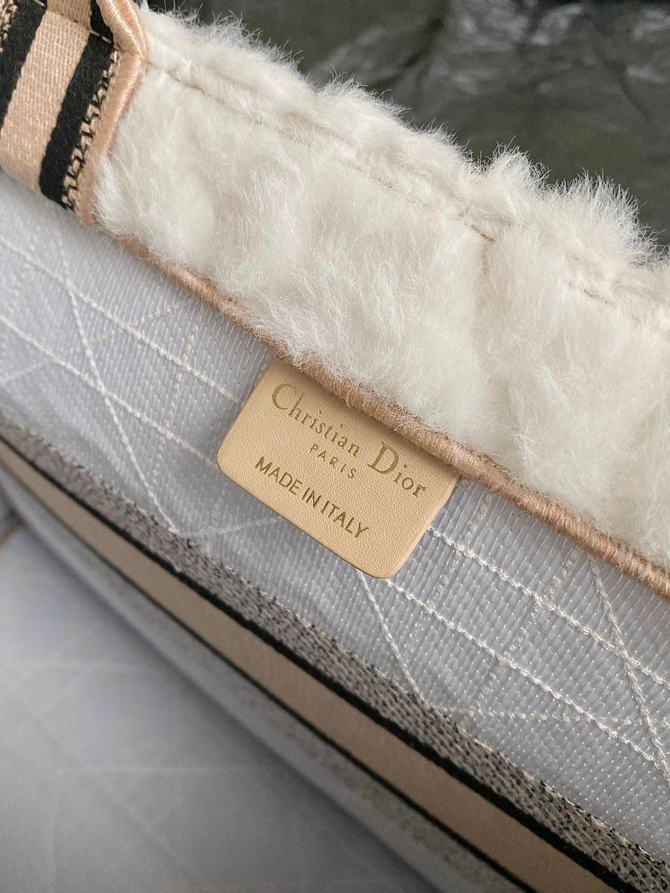 🈶白杏中号 𝗖𝗗 𝗕𝗼𝗼𝗸 𝗧𝗼𝘁𝗲 毛茸茸 最新冬季款简直不要太可爱呀🥹❤️❤️ 皮毛一体的切割工艺，真的绝美 软乎乎的手感，暖暖的绒毛太治愈了 自带温柔属性的贵气氛围感，还很显嫩 磕到我心巴上了，忍不住心动一万次 秋冬战包的第一只，必是它！冲鸭🤟🏻😎 36×27×16cm