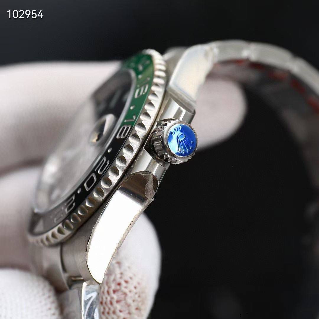 【官网最新 同步更新】 【新品上架 势不可挡】左撇子 “新里程”突破疆界与时具进2022年格林尼治型GMT Ｖ4 升级版黑绿陶瓷圈电镀白金 +上精致字面表盘电镀白金还原原装品质 显得更加靓丽 震撼上市 钢材采用正宗的进口904L原材料锻造打磨等工序而成，坚持不以普通钢材鱼目混珠的承诺，同步原装搭载3186/2836机-全自动机械机芯，走时精准稳定，专业测试检查，零返修！体现在于如下：1：和原版一样的GMT双时区表针在底部时针上面的第二层，🎮 由下到上的顺序为：时针-双时区针-分钟-秒钟。2：和原版同样通过调试时针快跳调整日历的功能。 3:直径：40mm专用防刮花蓝宝石镜面，“表盘夜光丁采用白金电镀，”更加靓丽高质感，超强夜光效果显示，几乎原装一致，真正王炸 突破技术壁垒 同步原装把头皇冠垂直向上，防水性能超好！🎮