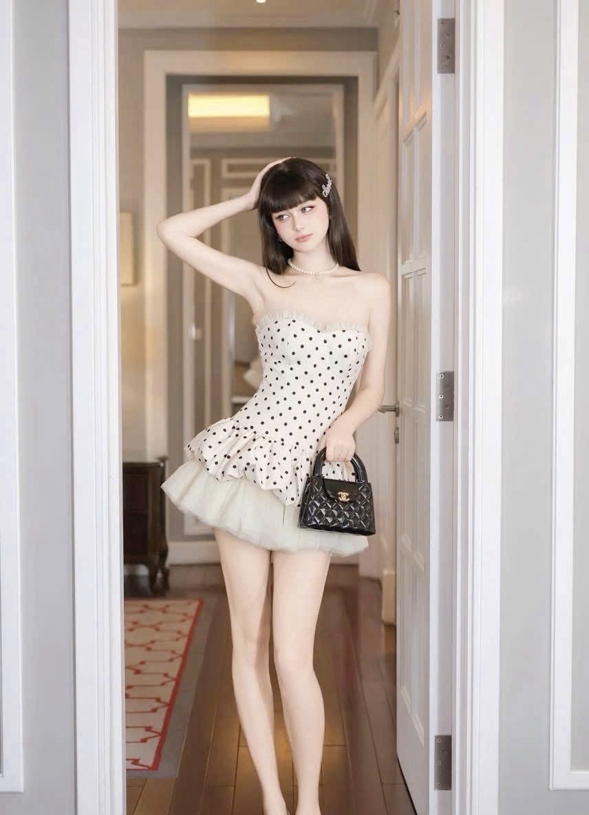 波點連身裙 配上多層荷葉邊裙擺