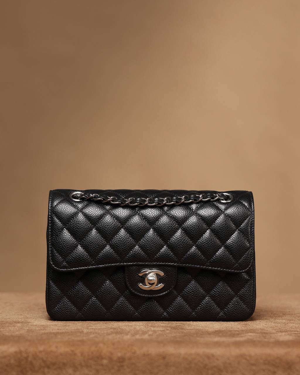 CF经典荔枝纹银扣23cm👜💞 独家渠道货，欧洲原厂进口皮，所有鉴定点都已过，还是个驴一样，渠道货，原厂五金原厂面料，组装货！ 随便对比市场任何一家都没问题，只对比做得最牛的，此款我们自己有买原版！ 我们一直坚持一个原则，无原版不开发，不是自己的货不卖！💯🤟🏻