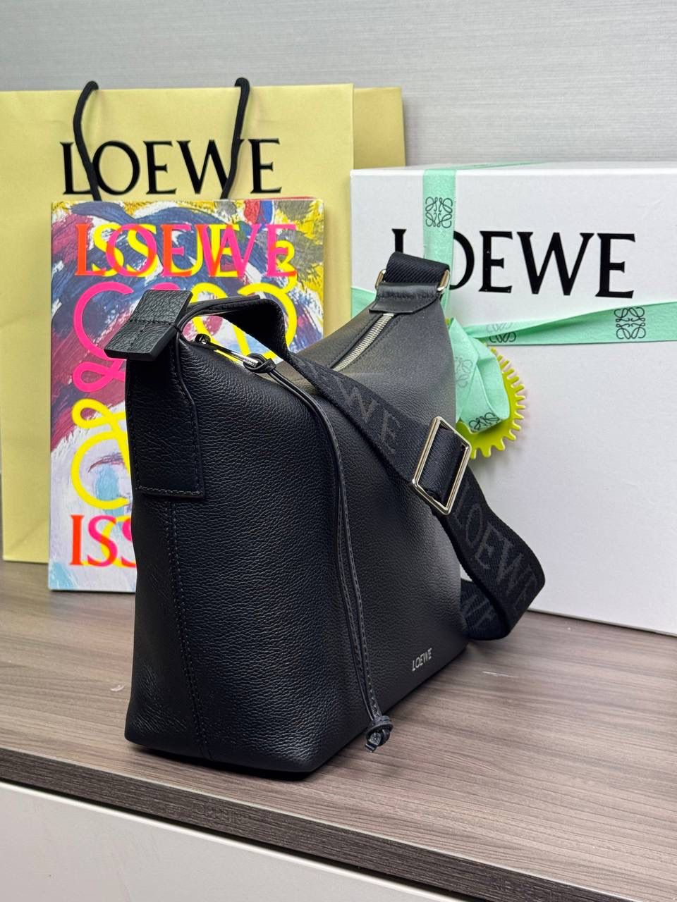 🎈全新小号𝐂𝐮𝐛𝐢鹿皮/提花肩带❤️ 尺寸：𝟐𝟗.𝟓-𝟏𝟎.𝟓-𝟐𝟐𝐜𝐦 编码：062138 全新小号𝐂𝐮𝐛𝐢手袋👜，外部采用柔软细腻的鹿皮，可任意折叠不变形😍内里磨砂皮搭配提花𝐀𝐧𝐚𝐠𝐫𝐚𝐦刺绣可调节宽肩带，可斜挎或者侧背，内里容量足，时尚通勤必备款👉🏻