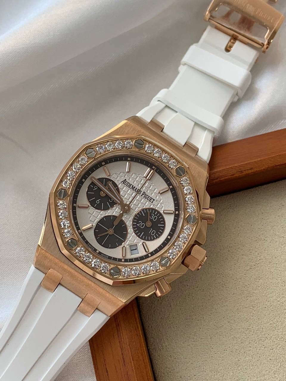 爱彼女款、小红书爆款，喜欢大表盘的女生、必备款，表盘37MM、蓝宝石防刮花玻璃，316精钢表壳、纯手工镶嵌32颗莫桑钻、搭配瑞士多功能石英机芯精准走时，表带采用进口橡胶工艺，佩戴舒适不过敏、折叠扣设计，佩戴便捷，数量有限，先到先得，多种色系，穿搭任选！