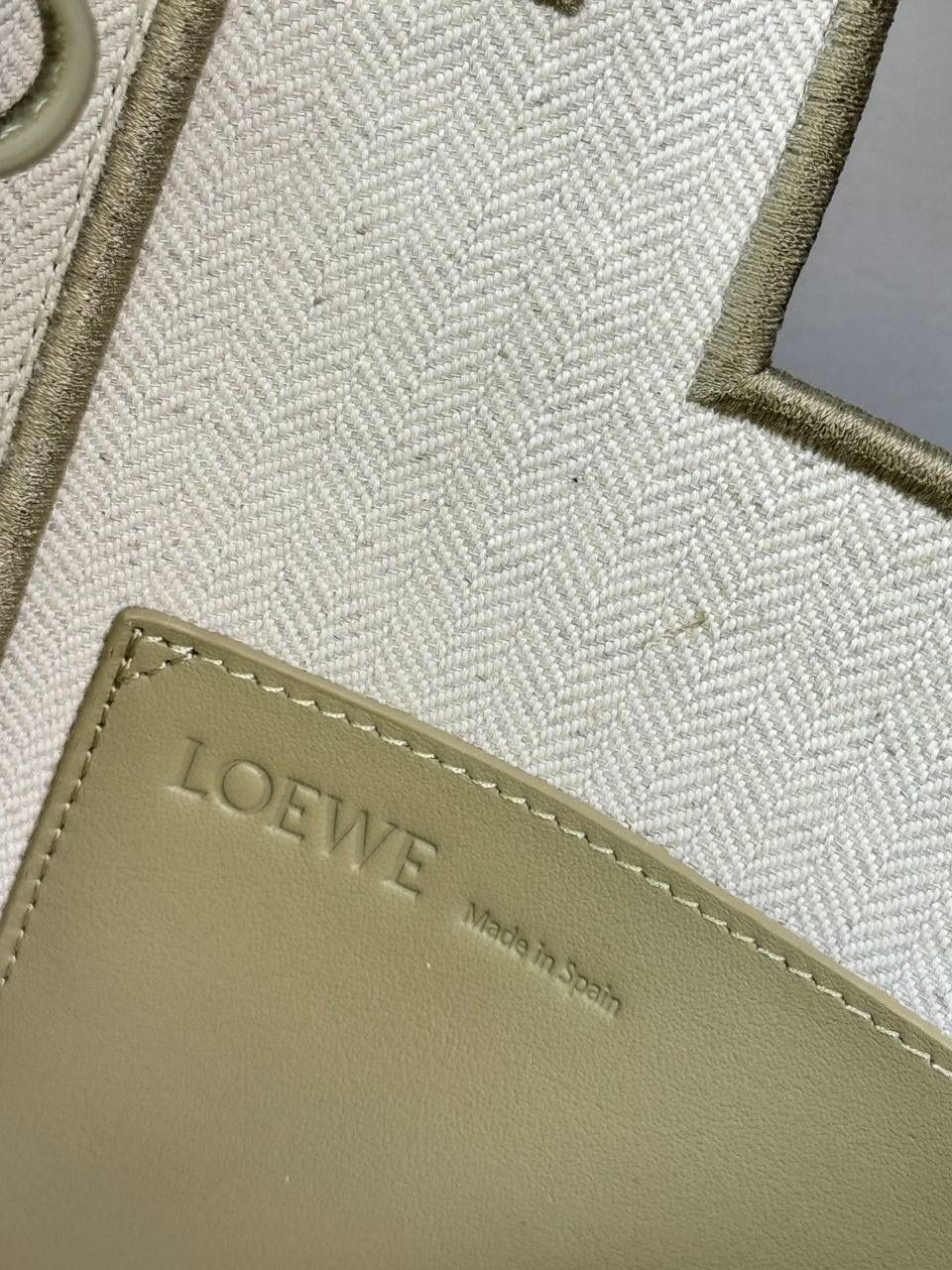 𝗛𝗮𝗺𝗺𝗼𝗰𝗸 𝗵𝗼𝗯𝗼拉菲草/配皮 尺寸：𝟮𝟴-𝟭𝟳-𝟵.𝟱𝗰𝗺 编码：263317 全新𝗛𝗼𝗯𝗼吊床包造型设计、采用进口拉菲草手工编织而成、有别于其他材料、该种拉菲草编织不仅工序复杂、而且成本高昂、环保♻️性能更好。 搭配可拆卸可调节长肩带、Anagram骰子🎲吊饰、镂空拉菲草编织、可手提、斜挎或者肩背等多样化背法、容量大、日常出行完全够用‼️