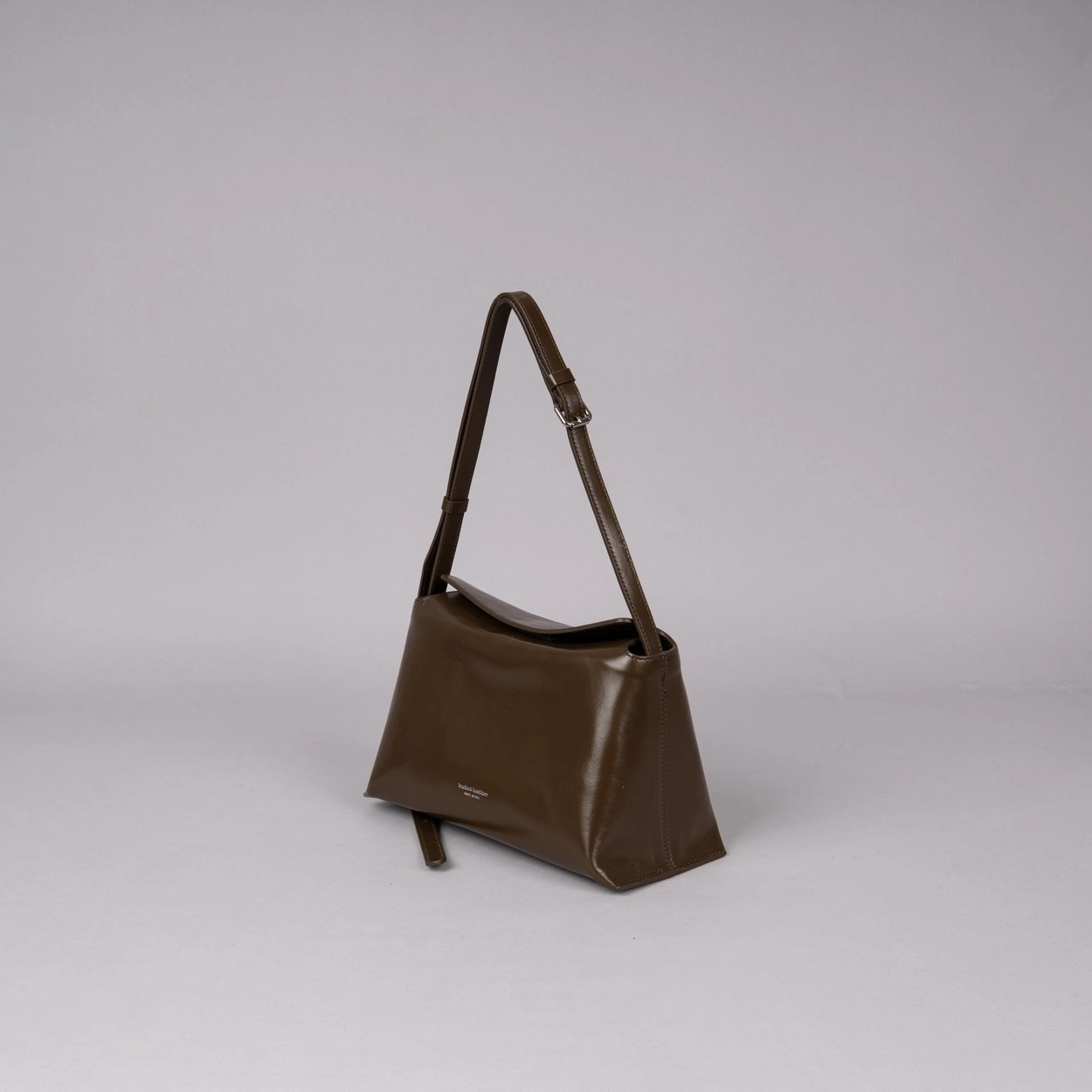 【26SS新皮】預訂_牛皮亮面 Bread bag 磁吸枕頭包 (M) By Bucks & leather