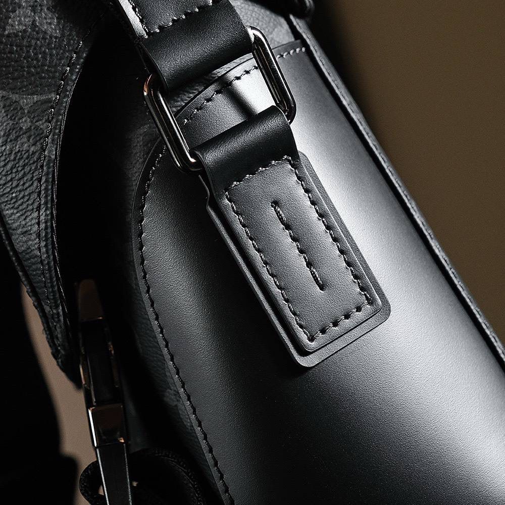 𝐕𝐎𝐘𝐀𝐆𝐄𝐑邮差包 👜✨ ▪️尺寸：33*22.5*11cm▪️ 男士必冲款，背上非常有型， 以经典学院风格为设计灵感，不仅高颜值有型的外表，对它的喜爱还有大容量，上身效果超级帅，别致的锁扣很有设计感，通勤男包的天花板，黑花的颜值低调非常凸显男生气质，最适合时髦男士的邮差包！