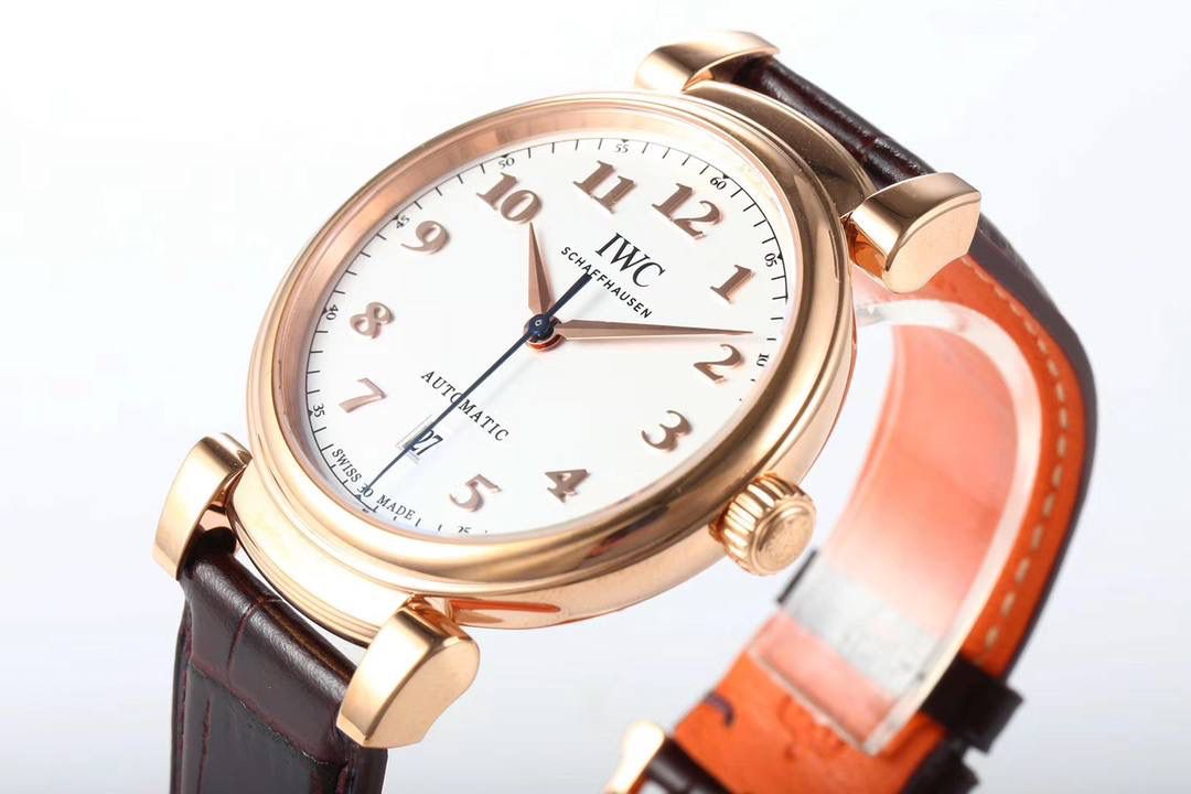 IWC达文西系列 【温文尔雅 表中典范】MK万国新款腕表——达文西356601横空出世。尺寸40毫米X10毫米 柔软耐用的ITALY小牛皮表带配合传统式精钢表扣，最大限度满足了舒服贴手的体验。【表壳】每一个浑圆型的表壳都经过mk制表师专心致志的打磨，可移动式表耳使表带更加贴合手腕。两者配合使腕表产生独特的复古魅力。【表盘】铜制的表盘加入镀银的工艺 mk探索正品工艺不断挖掘原装技术本源。每一个阿拉伯刻度都由mk制表师镶贴而上，体现其精湛的技艺。字面上的logo印刷采用于原装一样的浮雕式印刷工艺，美轮美奂且富有立体感。【机芯】采用优雅纤薄的海鸥2892自动上弦机芯，具备逆时针调试日历的功能（吻合正品）我们精心制作出万国表独特的外观魅力，更是追求复刻其内在的灵魂。