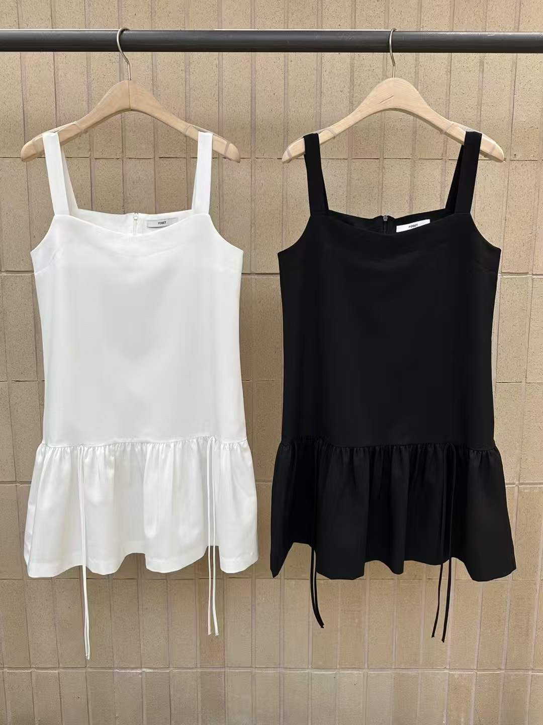 Minimalist Dress with Wide Straps and Bow Detail‖ 宽肩带蝴蝶结装饰简约连衣裙 KR02127706