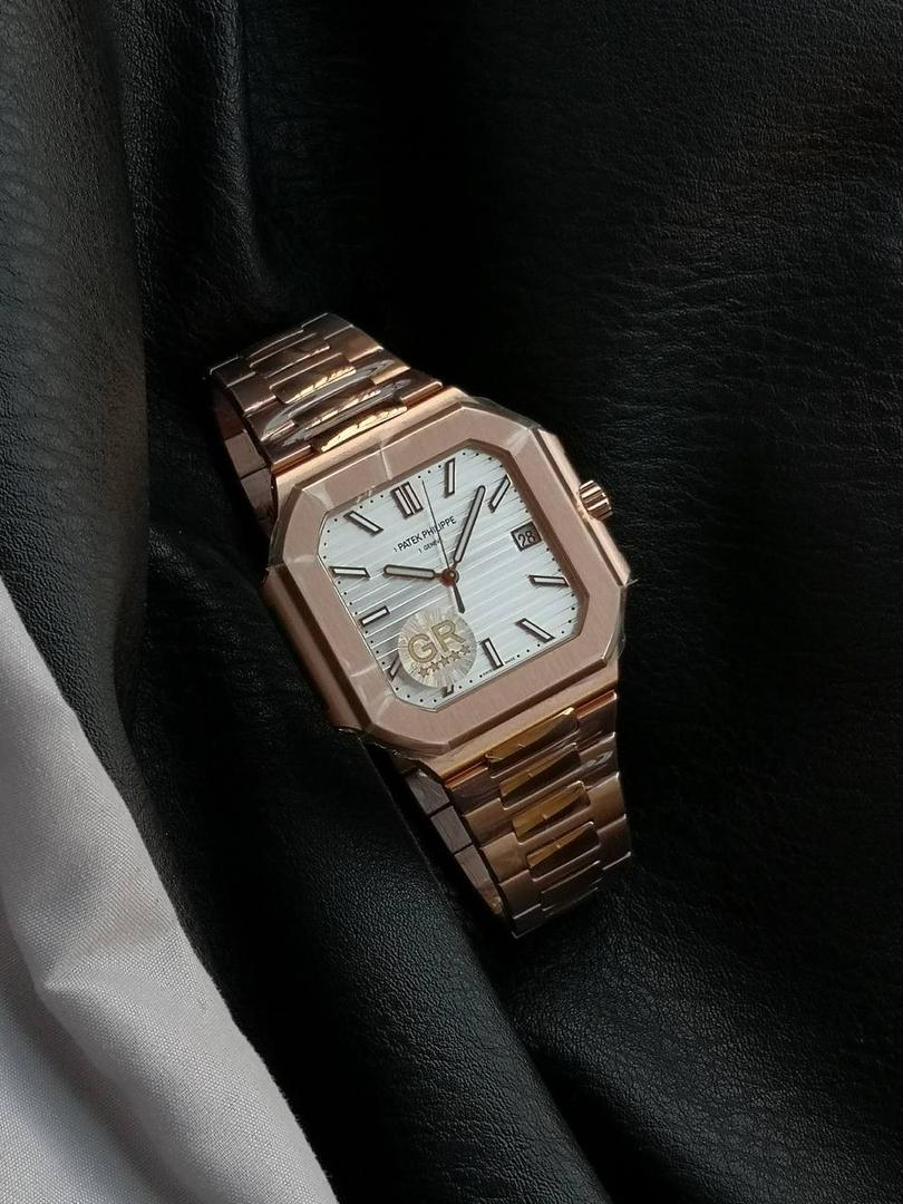 百达翡丽 方形 新系列CUBITUS 5821腕表 亮点特色：1️⃣机芯:搭载定制9015改Cal.26-330 SC一体机，调时不停秒，调时不停秒，摆轮位置均与正品一致，自动上链机芯。2️⃣钢带:316L定制级人体工程学表带，新扣款式。3️⃣表壳:尺寸45毫米厚度仅8.3mm，为表壳对角线长度(即10点位至4点位),因为表壳近似于方形，上下边的宽度会小于这一数值，所以视觉效果并不是很大。 搭配上，5821属于运动风格腕表，日常搭配正装和休闲风格也可以。